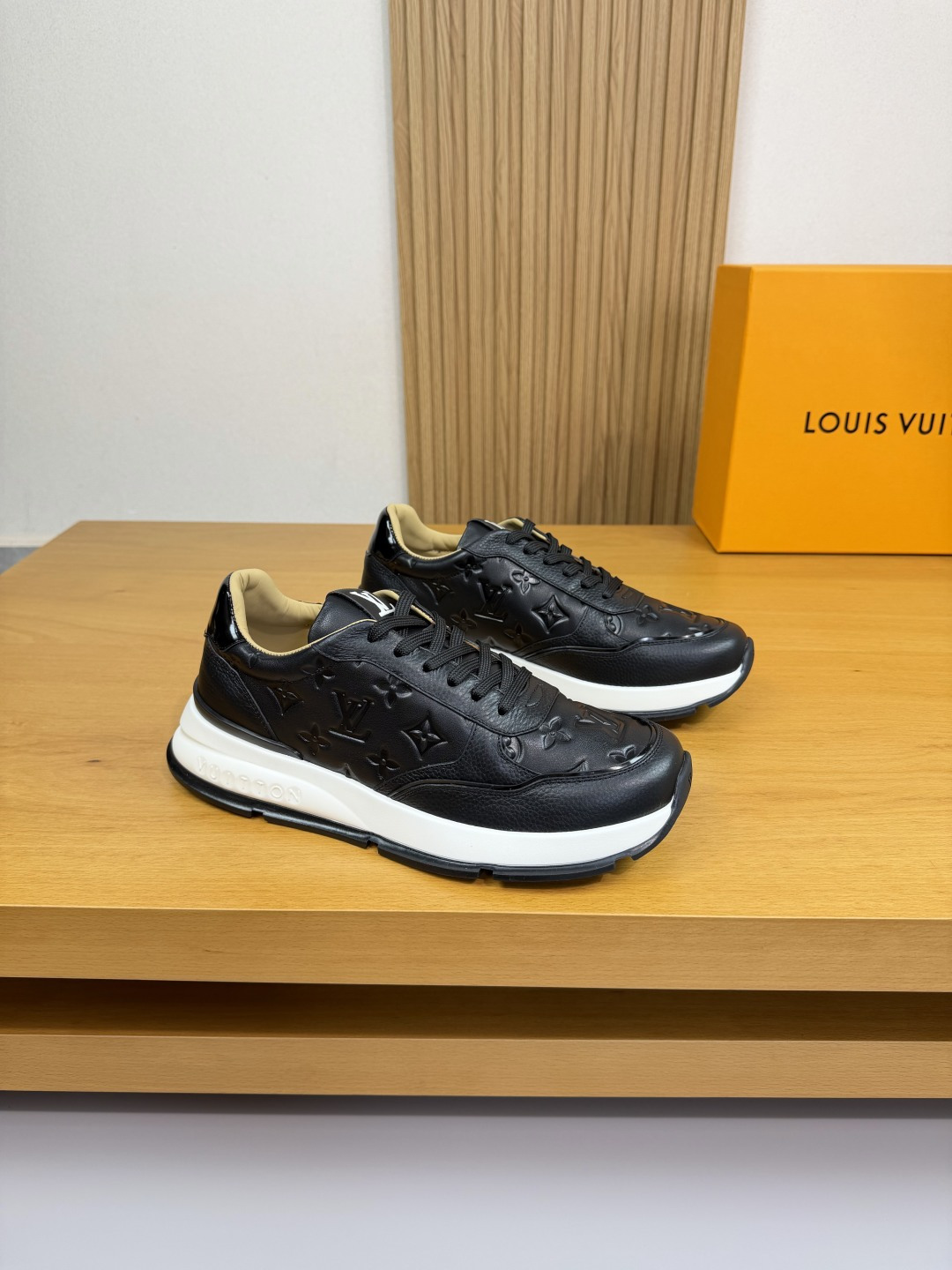 NO:555825,[Louis Vuitton] Louis Vuitton - high-end quality original single casual sports shoes - upper pebbled calfskin, Napa calfskin. Air-pressure brand totem, tongue screen printing high frequency brand logo totem - Water-dyed cowhide inside - Outsole ultra-light TPU foam. Rubber; two-color molded outsole - Ultra-high quality control, fine workmanship highlighted (high-end, luxury, grade) -Size  39-44 (38,45, can be customized)·L0118,,louis vuitton,louis vuitton,sneakers,cowhide19860909【Louis Vuitton】路易威登 -高端品质 原单·休闲运动鞋 -鞋面荔纹小牛皮、纳帕小牛皮.空压品牌图腾、鞋舌丝印高周波品牌logo图腾 -内里水染牛皮 -大底超轻TPU发泡.橡胶; 双色成型大底 -超高品控·做工精细凸显(高端·贵气·档次) -Size 39-44（38,45,可订做)·L0118,,louis vuitton,louis vuitton,sneakers,cowhide,Men's shoes