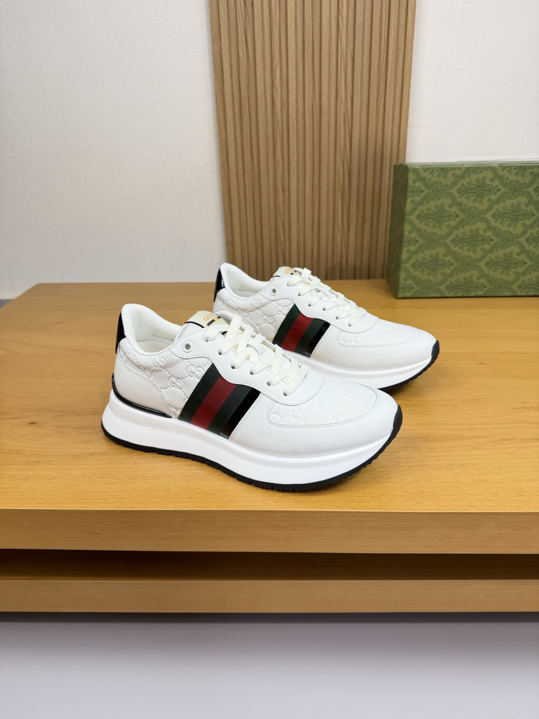 NO:555830,[Gucci] Gucci - high-end quality original single casual sports shoes - upper Nappa calfskin, Nappa calfskin air-pressured brand totem, shoe body brand webbing, tongue sewn brand logo cloth label - lining brand canvas, feet; water-dyed cowhide - outsole ultra-light TPU foam · rubber two-color molded outsole - ultra-high quality control · fine workmanship highlights (high-end · luxury · grade) -Size  38-44 (45, can be customized)·G61850,,gucci,gucci,sneakers,cowhide19860909【Gucci】古驰  -高端品质 原单·休闲运动鞋 -鞋面纳帕小牛皮、纳帕小牛皮空压品牌图腾、鞋身品牌织带、鞋舌车缝品牌logo布标 -内里品牌帆布,垫脚；水染牛皮 -大底超轻TPU发泡·橡胶双色成型大底 -超高品控·做工精细凸显(高端·贵气·档次) -Size 38-44（45,可订做)·G61850,,gucci,gucci,sneakers,cowhide,Men's shoes