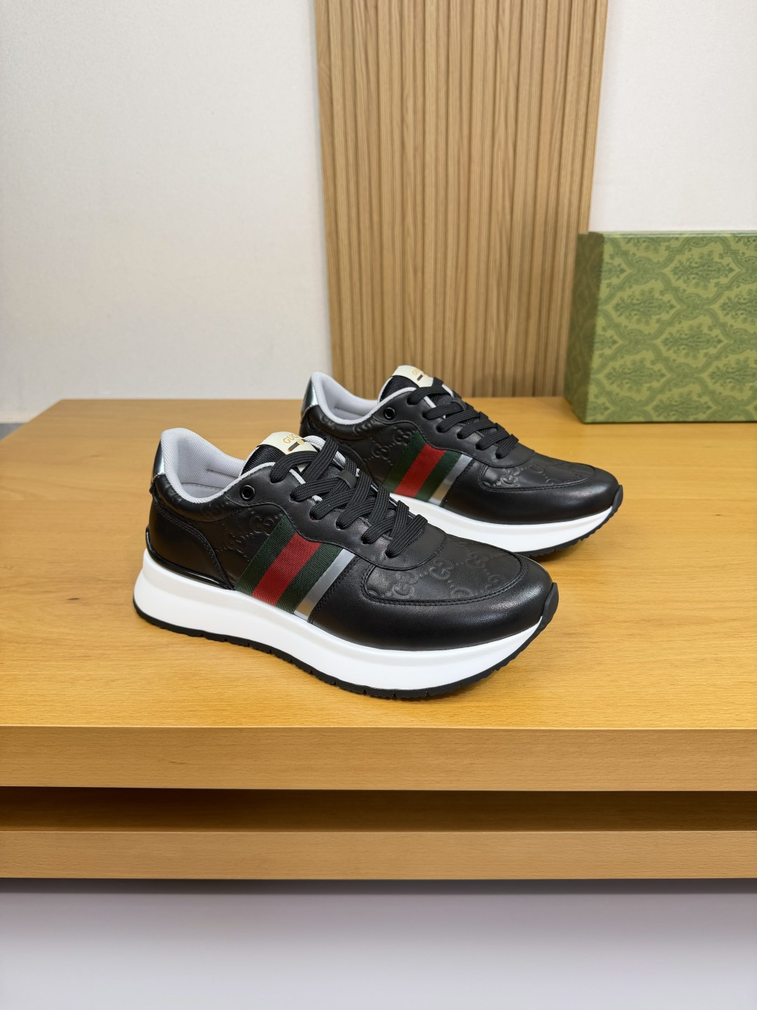 NO:555835,[Gucci] Gucci - High-end quality original casual sports shoes - Napa calfskin upper, air-pressured Napa calfskin brand totem, shoe body brand webbing, tongue sewn brand logo cloth label, heel screen-printed high frequency brand logo - Lining brand canvas, foot pad; water-dyed cowhide - Outsole ultra-light TPU foam · Rubber two-color molded outsole - Ultra-high quality control · Fine workmanship highlighted (high-end · luxury · grade) -Size  38-44 (45, can be customized)·G61850,,gucci,gucci,sneakers,cowhide19860909【Gucci】古驰  -高端品质 原单·休闲运动鞋 -鞋面纳帕小牛皮、纳帕小牛皮空压品牌图腾、鞋身品牌织带、鞋舌车缝品牌logo布标、后跟丝印高周波品牌logo -内里品牌帆布,垫脚；水染牛皮 -大底超轻TPU发泡·橡胶双色成型大底 -超高品控·做工精细凸显(高端·贵气·档次) -Size 38-44（45,可订做)·G61850,,gucci,gucci,sneakers,cowhide,Men's shoes