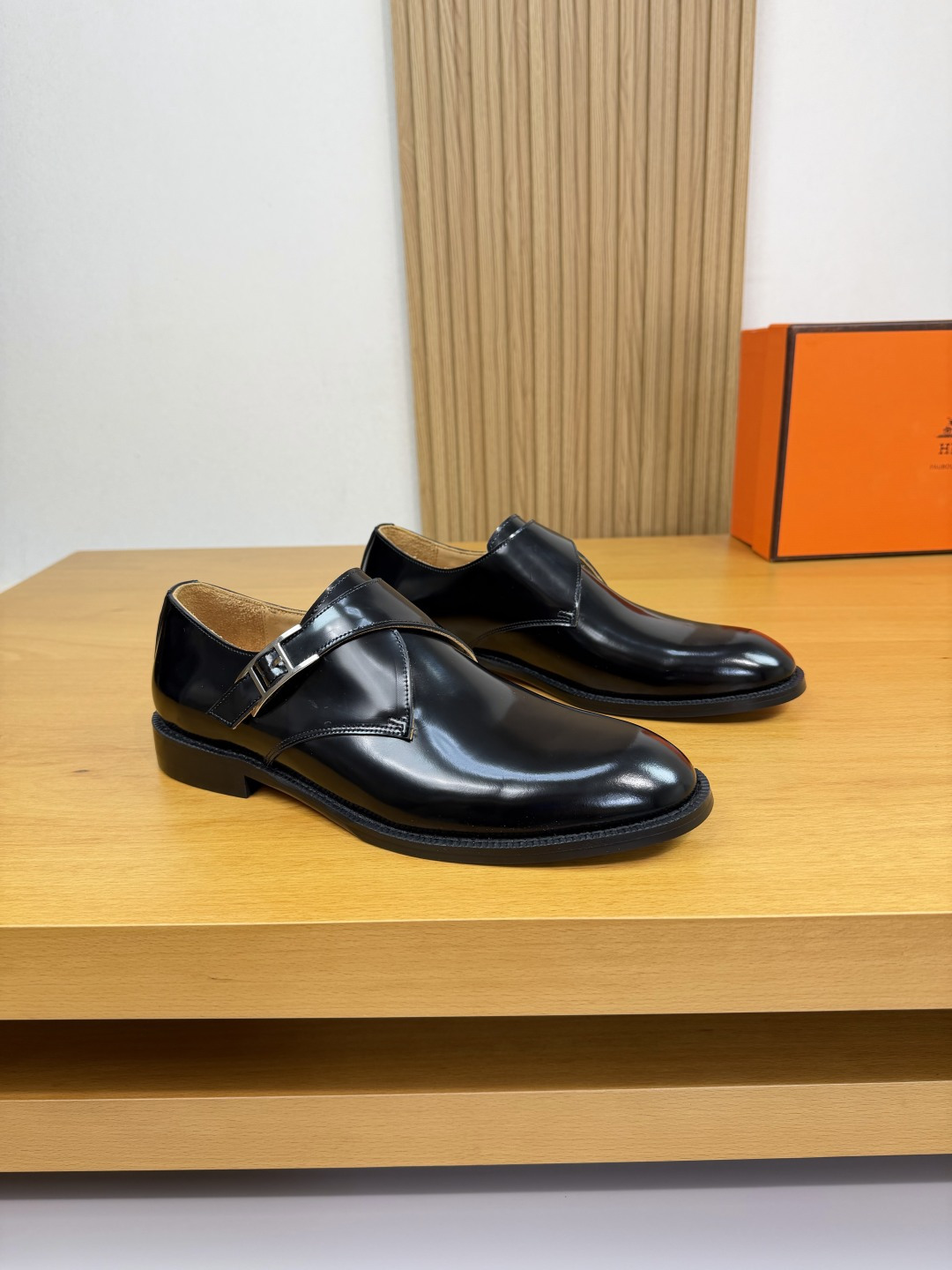 NO:556156,[HERMES] Hermès - high-end quality original order formal leather shoes - open-edge beaded calfskin on the upper, branded metal fastener decoration - water-dyed cowhide inside - ultra-light TPR rubber outsole; combined molded outsole - ultra-high quality control, fine workmanship (high-end, luxury, grade) -Size 39-44 (38,45, can be customized)·H0225,,hermes,hermes,cowhide19860909【 HERMES】爱马仕 -高端品质 原单·正装皮鞋 -鞋面开边珠小牛皮、品牌金属扣件装饰 -内里水染牛皮 -大底超轻TPR·橡胶；组合成型大底 -超高品控·做工精细凸显(高端·贵气·档次) -Size 39-44（38,45,可订做)·H0225,,hermes,hermes,cowhide,Men's shoes