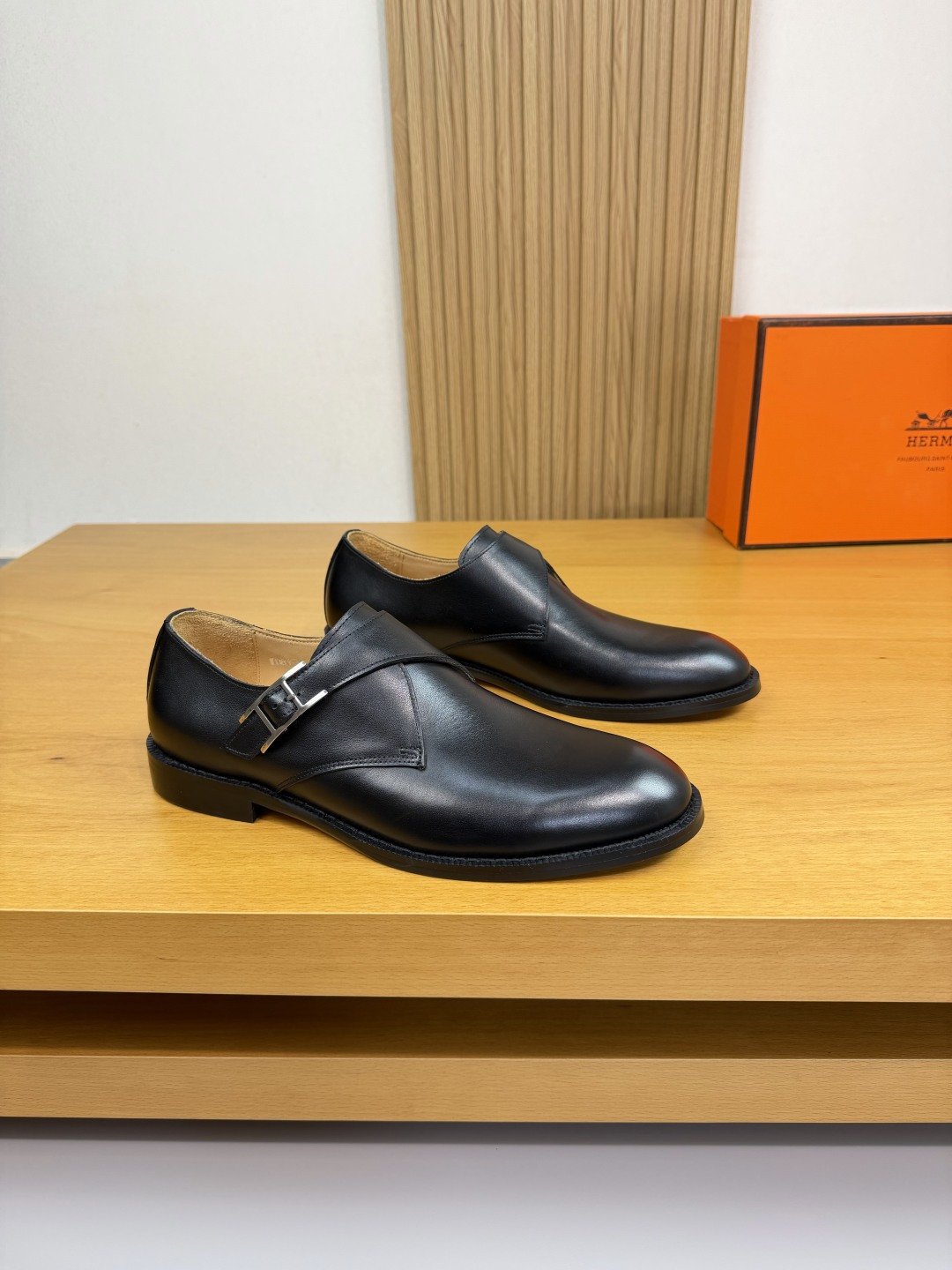 NO:556162,[HERMES] Hermès - high-end quality original order formal leather shoes - upper Nappa calfskin, branded metal fastener decoration - water-dyed cowhide inside - outsole ultra-light TPR rubber; combined molded outsole - ultra-high quality control, fine workmanship (high-end, luxury, grade) -Size 39-44 (38,45, can be customized)·H0225,,hermes,hermes,cowhide19860909【 HERMES】爱马仕 -高端品质 原单·正装皮鞋 -鞋面纳帕小牛皮、品牌金属扣件装饰 -内里水染牛皮 -大底超轻TPR·橡胶；组合成型大底 -超高品控·做工精细凸显(高端·贵气·档次) -Size 39-44（38,45,可订做)·H0225,,hermes,hermes,cowhide,Men's shoes