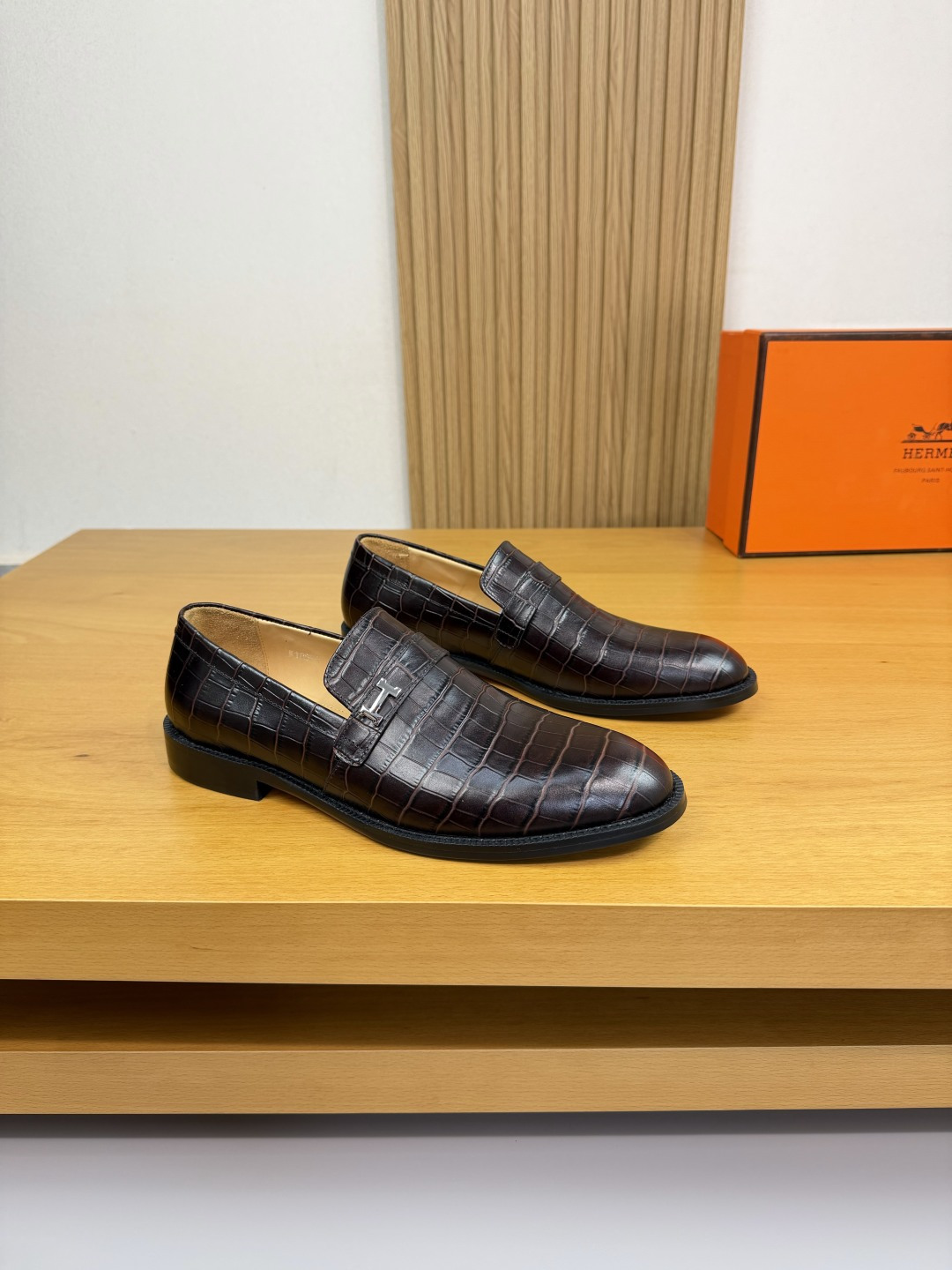 NO:556170,[HERMES] Hermès - high-end quality original formal leather shoes - upper with stone pattern calfskin, branded metal fastener decoration - lining water-dyed cowhide - outsole ultra-light TPR rubber; combined molded outsole - ultra-high quality control, fine workmanship (high-end, luxury, grade) -Size 39-44 (38,45, can be customized)·H0225,,hermes,hermes,cowhide19860909【 HERMES】爱马仕 -高端品质 原单·正装皮鞋 -鞋面石头纹小牛皮、品牌金属扣件装饰 -内里水染牛皮 -大底超轻TPR·橡胶；组合成型大底 -超高品控·做工精细凸显(高端·贵气·档次) -Size 39-44（38,45,可订做)·H0225,,hermes,hermes,cowhide,Men's shoes