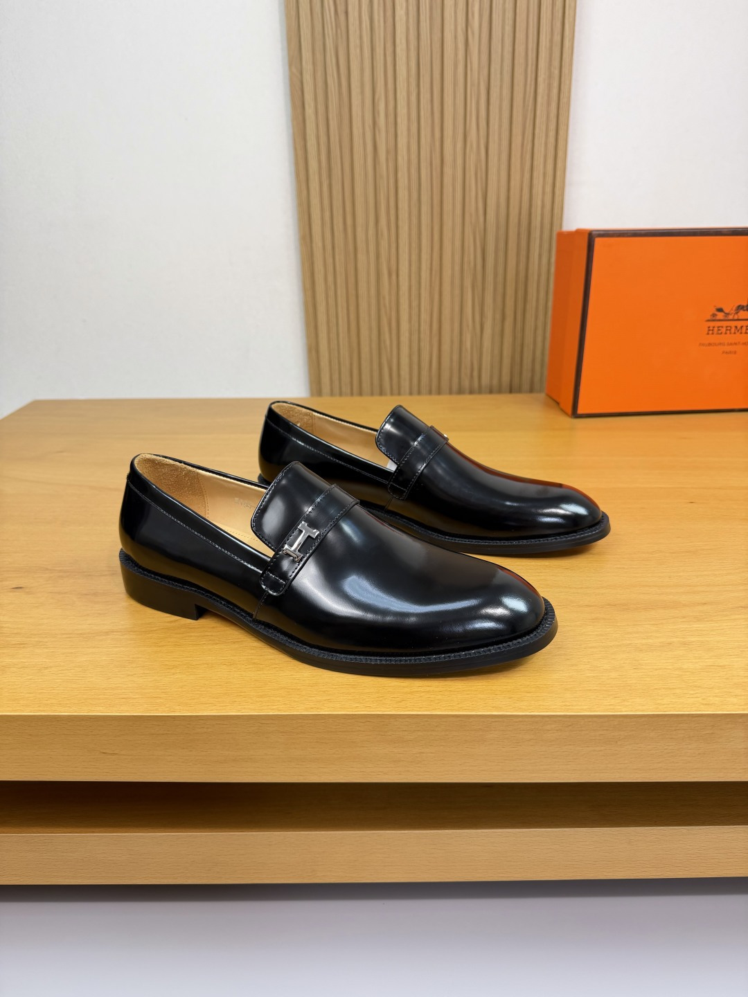 NO:556178,[HERMES] Hermès - high-end quality original order formal leather shoes - open-edge beaded calfskin on the upper, branded metal fastener decoration - water-dyed cowhide inside - ultra-light TPR rubber outsole; combined molded outsole - ultra-high quality control, fine workmanship (high-end, luxury, grade) -Size 39-44 (38,45, can be customized)·H0225,,hermes,hermes,cowhide19860909【 HERMES】爱马仕 -高端品质 原单·正装皮鞋 -鞋面开边珠小牛皮、品牌金属扣件装饰 -内里水染牛皮 -大底超轻TPR·橡胶；组合成型大底 -超高品控·做工精细凸显(高端·贵气·档次) -Size 39-44（38,45,可订做)·H0225,,hermes,hermes,cowhide,Men's shoes