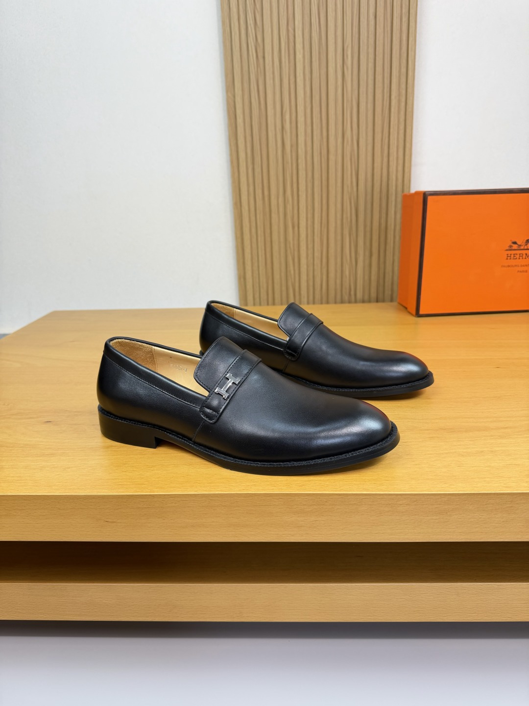 NO:556186,[HERMES] Hermès - high-end quality original order formal leather shoes - upper Nappa calfskin, branded metal fastener decoration - water-dyed cowhide inside - outsole ultra-light TPR rubber; combined molded outsole - ultra-high quality control, fine workmanship (high-end, luxury, grade) -Size 39-44 (38,45, can be customized)·H0225,,hermes,hermes,cowhide19860909【 HERMES】爱马仕 -高端品质 原单·正装皮鞋 -鞋面纳帕小牛皮、品牌金属扣件装饰 -内里水染牛皮 -大底超轻TPR·橡胶；组合成型大底 -超高品控·做工精细凸显(高端·贵气·档次) -Size 39-44（38,45,可订做)·H0225,,hermes,hermes,cowhide,Men's shoes