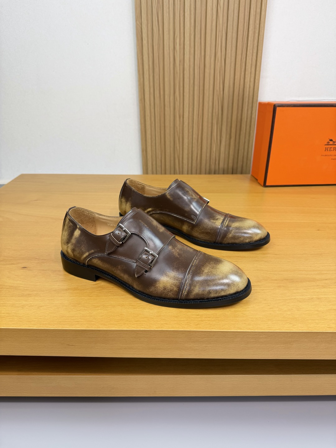 NO:556192,[HERMES] Hermès - high-end quality, original, formal leather shoes - open edge beaded calfskin, branded metal fastener decoration - lining water-dyed cowhide - outsole ultra-light TPR rubber; combined molded outsole - ultra-high quality control, fine workmanship (high-end, luxury, grade) -Size 39-44 (38,45, can be customized)·H0225,,hermes,hermes,cowhide19860909【 HERMES】爱马仕 -高端品质 原单·正装皮鞋 -鞋面开边珠擦色小牛皮、品牌金属扣件装饰 -内里水染牛皮 -大底超轻TPR·橡胶；组合成型大底 -超高品控·做工精细凸显(高端·贵气·档次) -Size 39-44（38,45,可订做)·H0225,,hermes,hermes,cowhide,Men's shoes