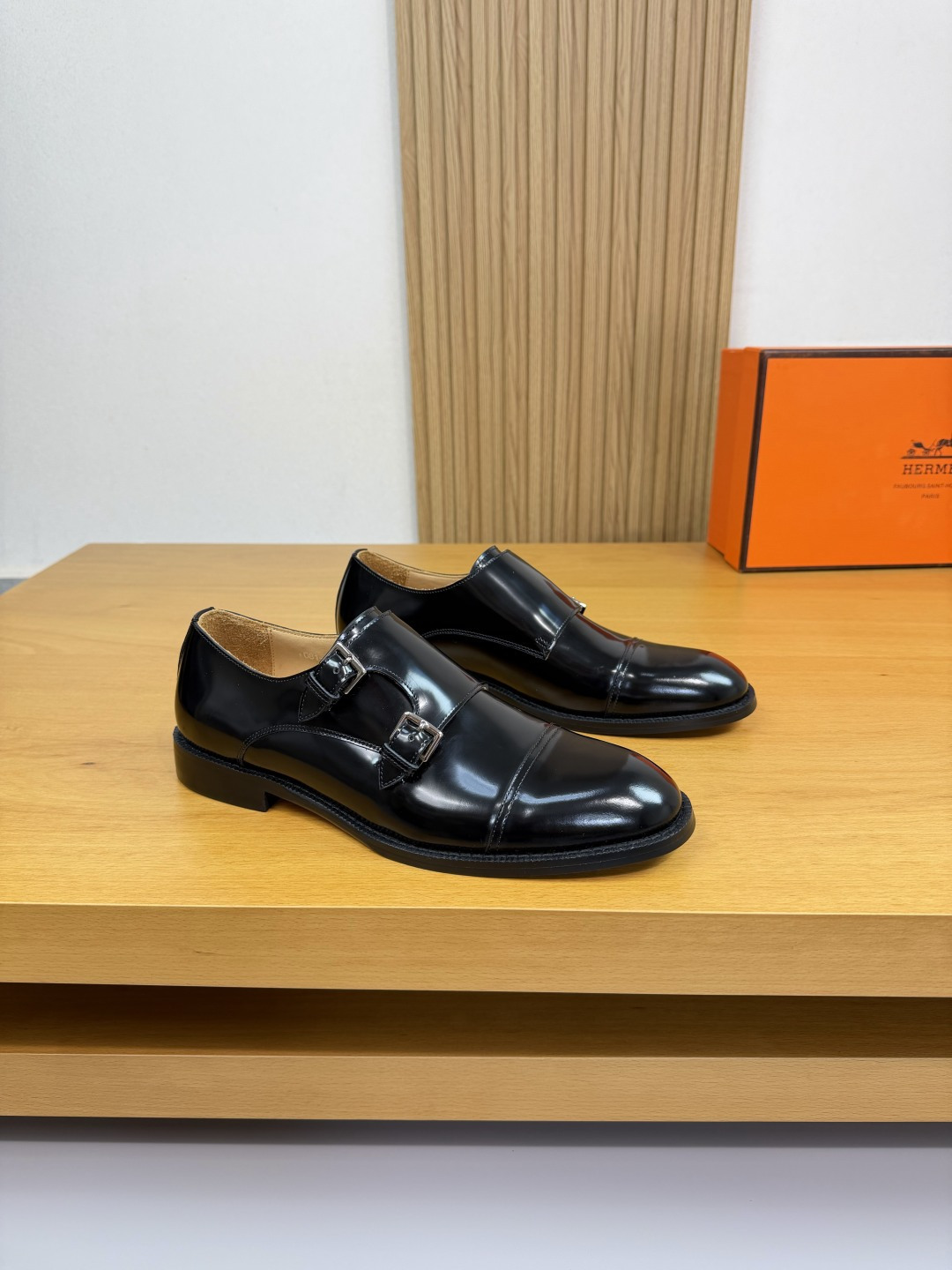NO:556198,[HERMES] Hermès - high-end quality original order formal leather shoes - open-edge beaded calfskin on the upper, branded metal fastener decoration - water-dyed cowhide inside - ultra-light TPR rubber outsole; combined molded outsole - ultra-high quality control, fine workmanship (high-end, luxury, grade) -Size 39-44 (38,45, can be customized)·H0225,,hermes,hermes,cowhide19860909【 HERMES】爱马仕 -高端品质 原单·正装皮鞋 -鞋面开边珠小牛皮、品牌金属扣件装饰 -内里水染牛皮 -大底超轻TPR·橡胶；组合成型大底 -超高品控·做工精细凸显(高端·贵气·档次) -Size 39-44（38,45,可订做)·H0225,,hermes,hermes,cowhide,Men's shoes
