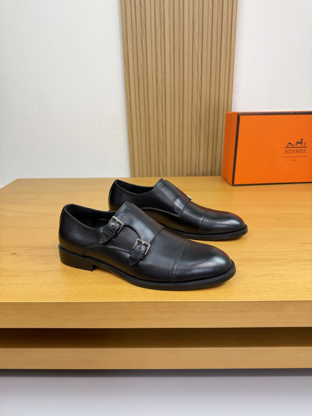 NO:556205,[HERMES] Hermès - high-end quality original order formal leather shoes - upper Nappa calfskin, branded metal fastener decoration - water-dyed cowhide inside - outsole ultra-light TPR rubber; combined molded outsole - ultra-high quality control, fine workmanship (high-end, luxury, grade) -Size 39-44 (38,45, can be customized)·H0225,,hermes,hermes,cowhide19860909【 HERMES】爱马仕 -高端品质 原单·正装皮鞋 -鞋面纳帕小牛皮、品牌金属扣件装饰 -内里水染牛皮 -大底超轻TPR·橡胶；组合成型大底 -超高品控·做工精细凸显(高端·贵气·档次) -Size 39-44（38,45,可订做)·H0225,,hermes,hermes,cowhide,Men's shoes