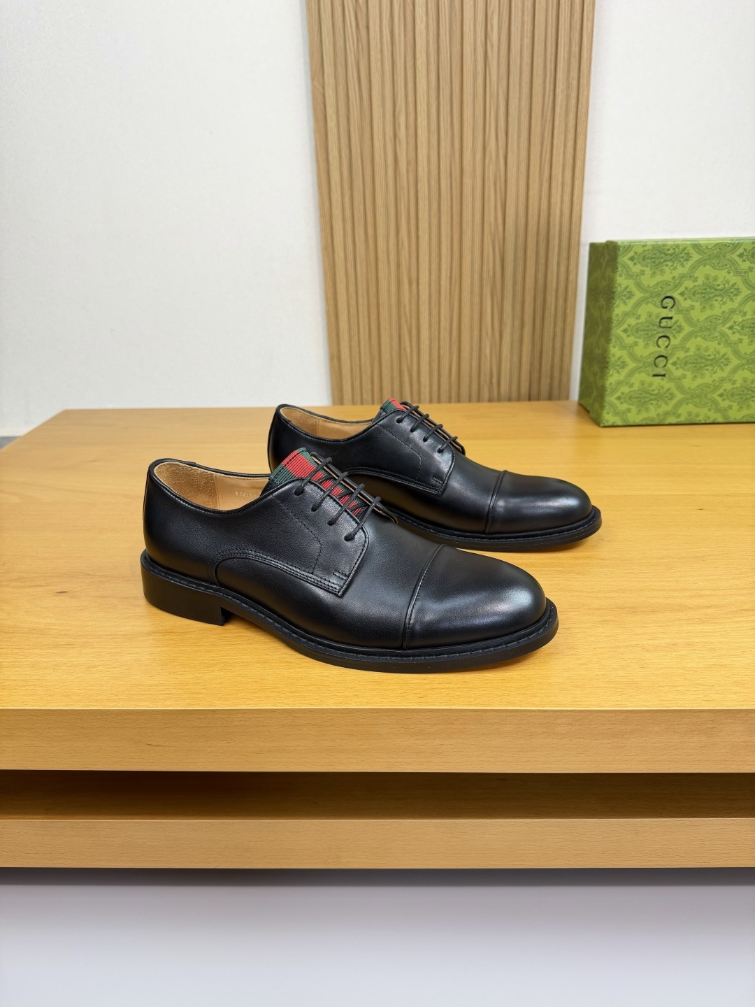 NO:556222,[Gucci] Gucci - High-end quality original order formal leather shoes - Nappa calfskin upper, tongue brand webbing decoration - Water-dyed cowhide inside - Ultra-light TPR rubber outsole; combined molded outsole - Ultra-high quality control, fine workmanship (high-end, luxury, grade) -Size 39-44 (38,45, can be customized)·H0225,,gucci,gucci,cowhide19860909【 Gucci】古驰 -高端品质 原单·正装皮鞋 -鞋面纳帕小牛皮、鞋舌品牌织带装饰 -内里水染牛皮 -大底超轻TPR·橡胶；组合成型大底 -超高品控·做工精细凸显(高端·贵气·档次) -Size 39-44（38,45,可订做)·H0225,,gucci,gucci,cowhide,Men's shoes