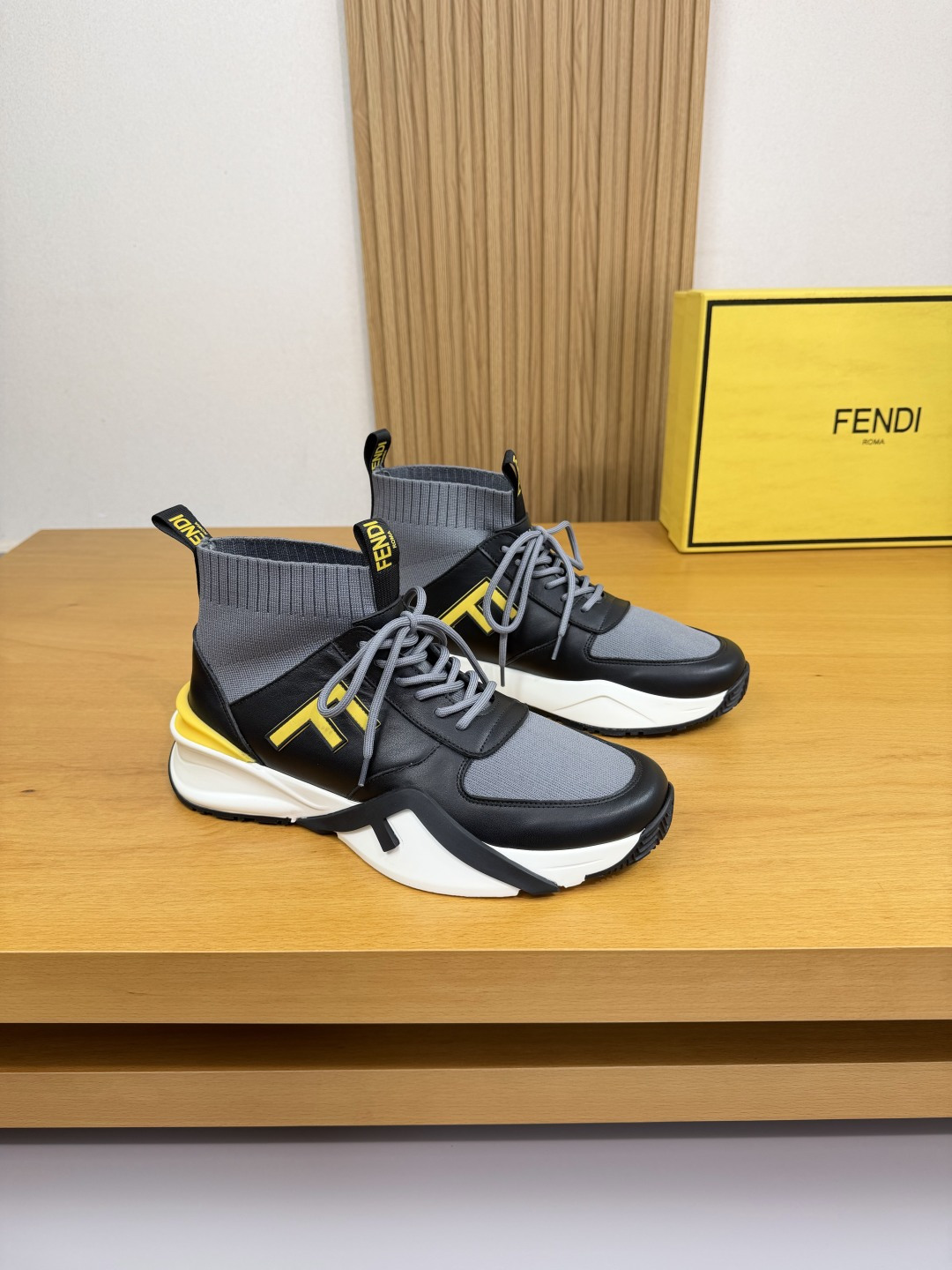NO:556230,[FENDI] Fendi - high-end quality original casual sports shoes - upper silk calfskin, branded fly-woven (knitted) cloth, shoe body sewn with brand plastic totem - lining canvas cloth - outsole ultra-light TPU foam rubber; combined molded two-color outsole - ultra-high quality control, fine workmanship highlighted (high-end, luxury, grade) -Size  39-44 (38,45, can be customized)·FD0186,,fendi,fendi,sneakers,cowhide19860909【FENDI】芬迪 -高端品质 原单·休闲运动鞋 -鞋面丝绸小牛皮、品牌飞织（针织）布匹、鞋身车缝品牌塑胶图腾 -内里帆布布匹 -大底 超轻TPU发泡·橡胶; 组合成型双色大底 -超高品控·做工精细凸显(高端·贵气·档次) -Size 39-44（38,45,可订做)·FD0186,,fendi,fendi,sneakers,cowhide,Men's shoes