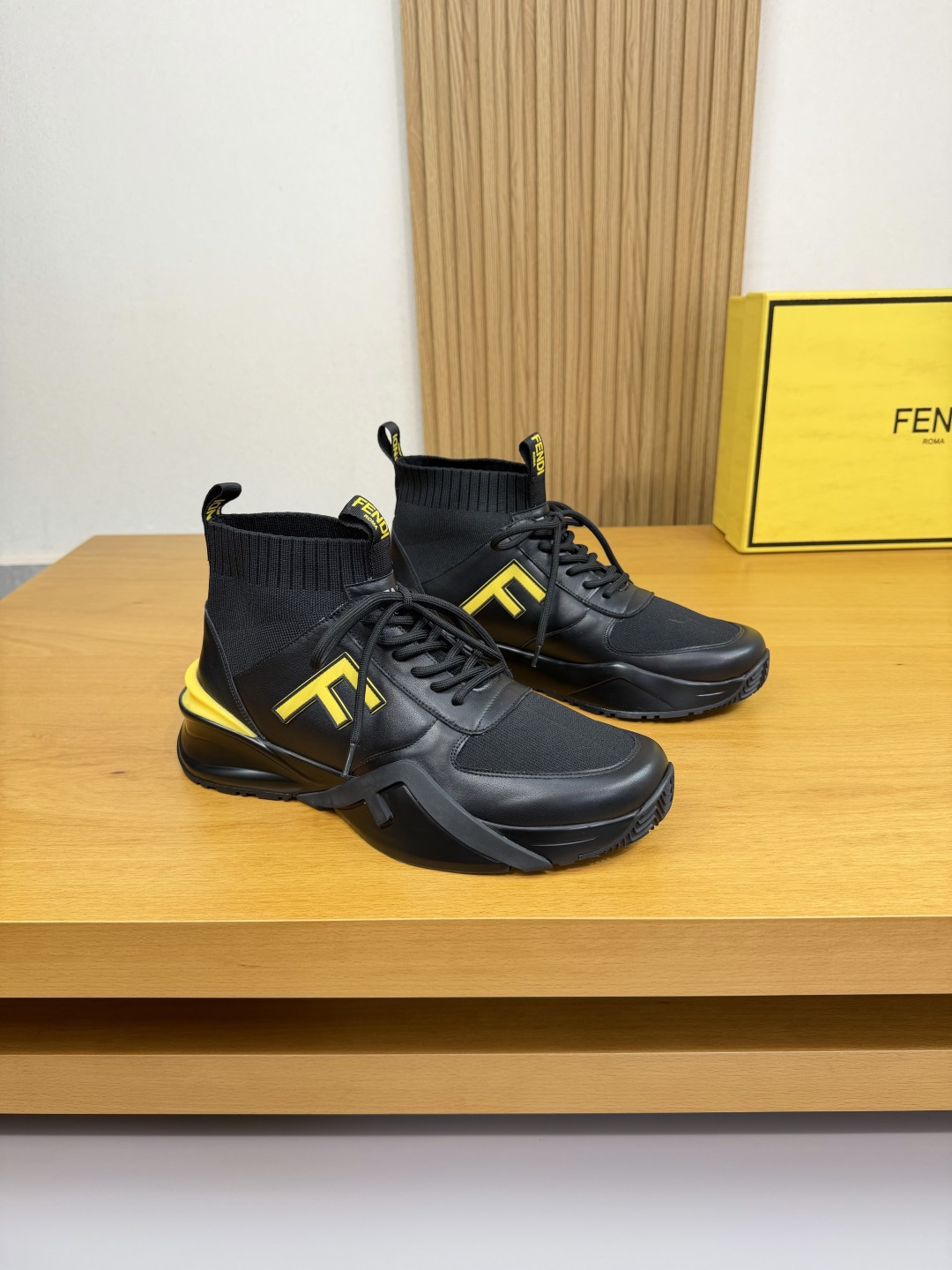 NO:556236,[FENDI] Fendi - High-end quality original casual sports shoes - Nappa calfskin upper, branded fly-woven (knitted) cloth, branded plastic totem sewn on the shoe body - Canvas cloth lining - Outsole Ultra-light TPU foam·rubber; combined two-color outsole -Super high quality control·Fine workmanship highlights (high-end·luxury·grade) -Size  39-44 (38,45, can be customized)·FD0186,,fendi,fendi,sneakers,cowhide19860909【FENDI】芬迪 -高端品质 原单·休闲运动鞋 -鞋面纳帕小牛皮、品牌飞织（针织）布匹、鞋身车缝品牌塑胶图腾 -内里帆布布匹 -大底 超轻TPU发泡·橡胶; 组合成型双色大底 -超高品控·做工精细凸显(高端·贵气·档次) -Size 39-44（38,45,可订做)·FD0186,,fendi,fendi,sneakers,cowhide,Men's shoes