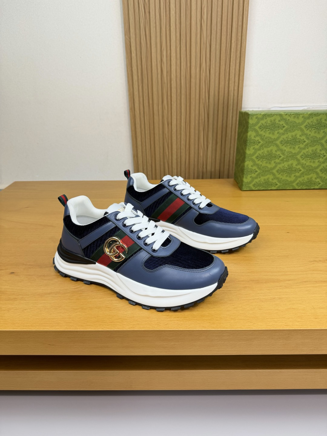 NO:556241,[Gucci] Gucci - High-end quality original casual sports shoes - Nappa calfskin upper, branded corduroy fabric, branded webbing on the shoe body. Metal fasteners - Branded canvas lining, feet; water-dyed cowhide - Outsole ultra-light TPU foam. Rubber; molded outsole - Ultra-high quality control, fine workmanship highlighted (high-end, luxury, grade) -Size  39-44 (38,45, can be customized)·G0186,,gucci,gucci,sneakers,cowhide19860909【Gucci】古驰 -高端品质 原单·休闲运动鞋 -鞋面纳帕小牛皮、品牌灯芯绒布匹、鞋身品牌织带.金属扣件 -内里品牌帆布,垫脚；水染牛皮 -大底超轻TPU发泡.橡胶；成型大底 -超高品控·做工精细凸显(高端·贵气·档次) -Size 39-44（38,45,可订做)·G0186,,gucci,gucci,sneakers,cowhide,Men's shoes
