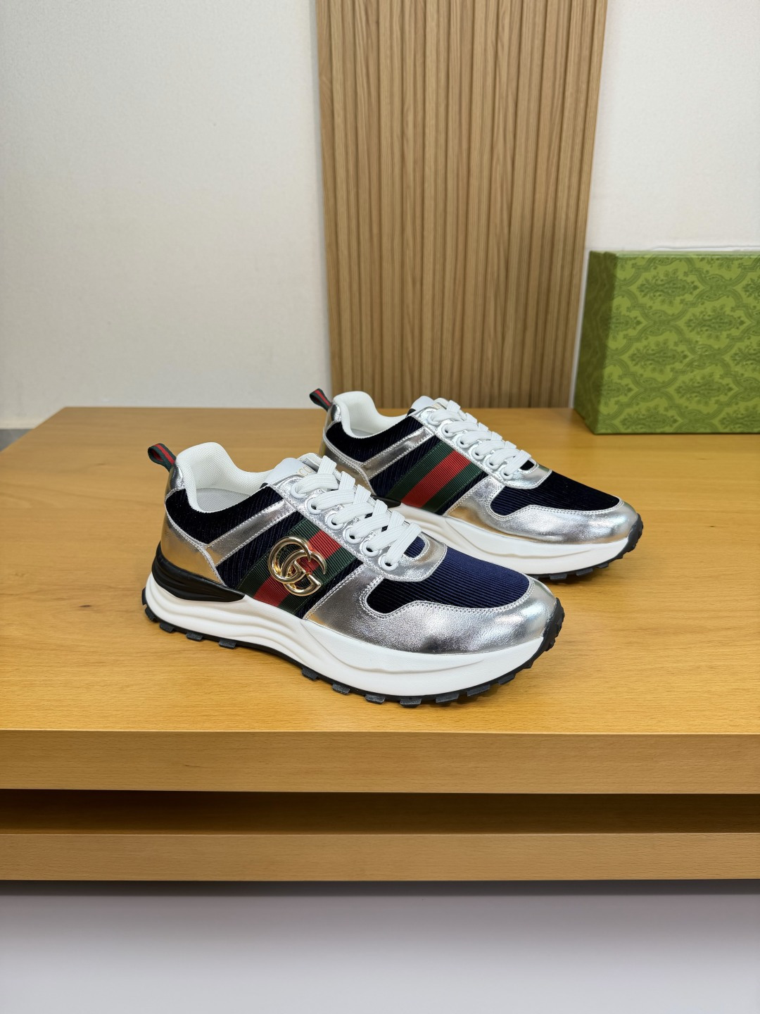 NO:556246,[Gucci] Gucci - High-end quality original single casual sports shoes - Silver calfskin upper, branded corduroy fabric, branded webbing on the shoe body. Metal fasteners - Branded canvas lining, feet; water-dyed cowhide - Ultra-light TPU foam outsole. Rubber; Molded outsole - Ultra-high quality control, fine workmanship highlighted (high-end, luxury, grade) -Size  39-44 (38,45, can be customized)·G0186,,gucci,gucci,sneakers,cowhide19860909【Gucci】古驰 -高端品质 原单·休闲运动鞋 -鞋面银色小牛皮、品牌灯芯绒布匹、鞋身品牌织带.金属扣件 -内里品牌帆布,垫脚；水染牛皮 -大底超轻TPU发泡.橡胶；成型大底 -超高品控·做工精细凸显(高端·贵气·档次) -Size 39-44（38,45,可订做)·G0186,,gucci,gucci,sneakers,cowhide,Men's shoes