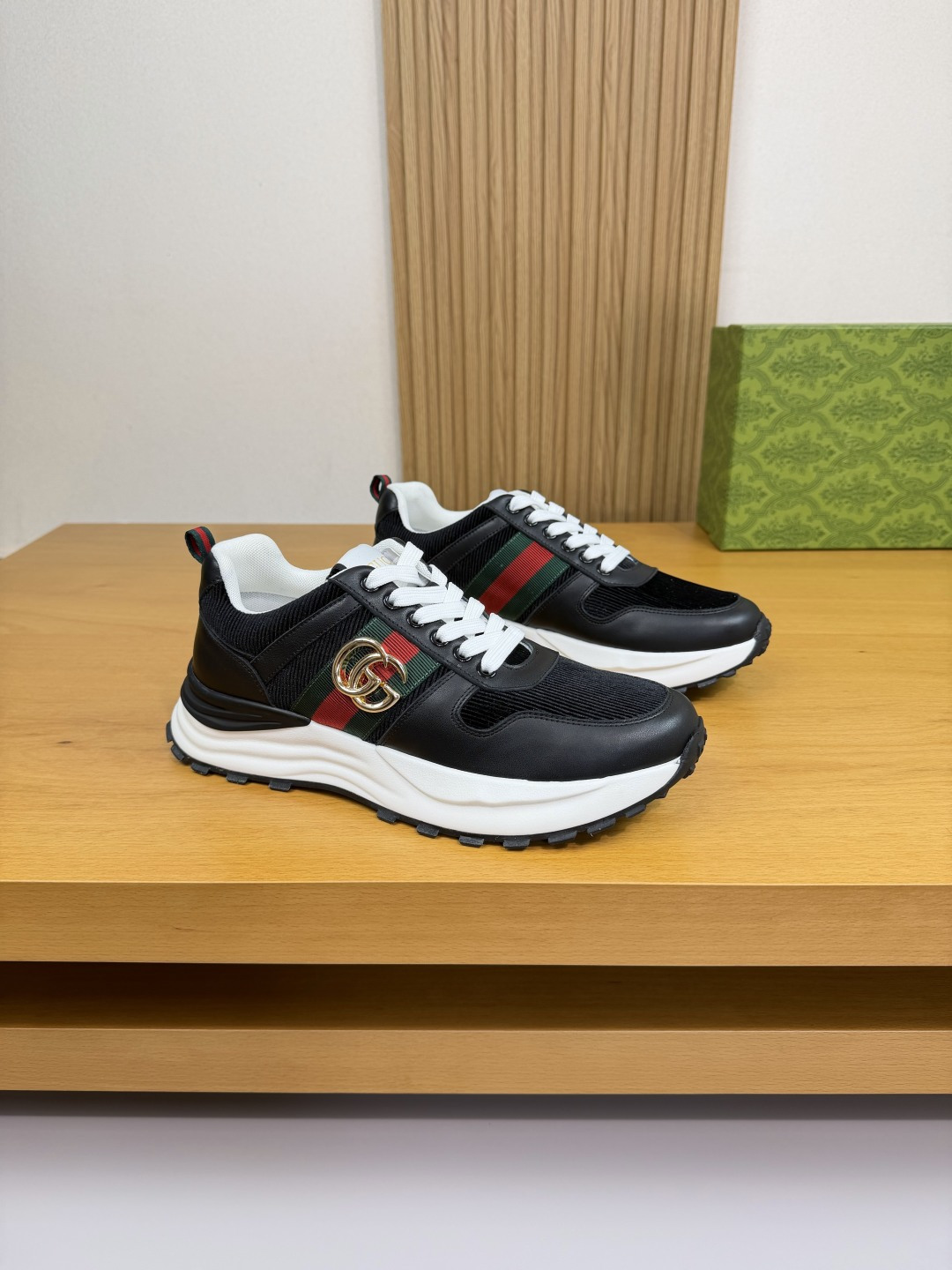 NO:556251,[Gucci] Gucci - High-end quality original casual sports shoes - Nappa calfskin upper, branded corduroy fabric, branded webbing on the shoe body. Metal fasteners - Branded canvas lining, feet; water-dyed cowhide - Outsole ultra-light TPU foam. Rubber; molded outsole - Ultra-high quality control, fine workmanship highlighted (high-end, luxury, grade) -Size  39-44 (38,45, can be customized)·G0186,,gucci,gucci,sneakers,cowhide19860909【Gucci】古驰 -高端品质 原单·休闲运动鞋 -鞋面纳帕小牛皮、品牌灯芯绒布匹、鞋身品牌织带.金属扣件 -内里品牌帆布,垫脚；水染牛皮 -大底超轻TPU发泡.橡胶；成型大底 -超高品控·做工精细凸显(高端·贵气·档次) -Size 39-44（38,45,可订做)·G0186,,gucci,gucci,sneakers,cowhide,Men's shoes