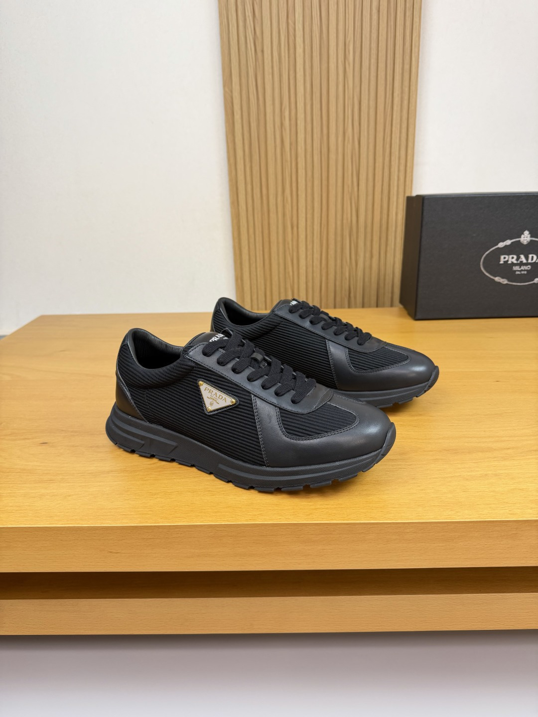 NO:556525,[PRADA] Prada - high-end quality original casual sports shoes - imported nappa calfskin upper, brand striped fabric, branded metal fasteners sewn on the shoe body, tongue. Silk-printed high-frequency brand LOGO - water-dyed cowhide lining - ultra-light TPU foam rubber outsole; two-color molded outsole - ultra-high quality control, fine workmanship highlighted (high-end, luxury, grade) -Size  38-44 (45, can be customized)·PRD0157,,prada,prada,sneakers,cowhide19860909【PRADA】普拉达 -高端品质 原单·休闲运动鞋 -鞋面进口纳帕小牛皮、品牌条纹布匹、鞋身车缝品牌金属扣件、鞋舌.丝印高周波品牌LOGO -内里水染牛皮 -大底超轻TPU发泡·橡胶；双色成型大底 -超高品控·做工精细凸显(高端·贵气·档次) -Size 38-44（45,可订做)·PRD0157,,prada,prada,sneakers,cowhide,Men's shoes