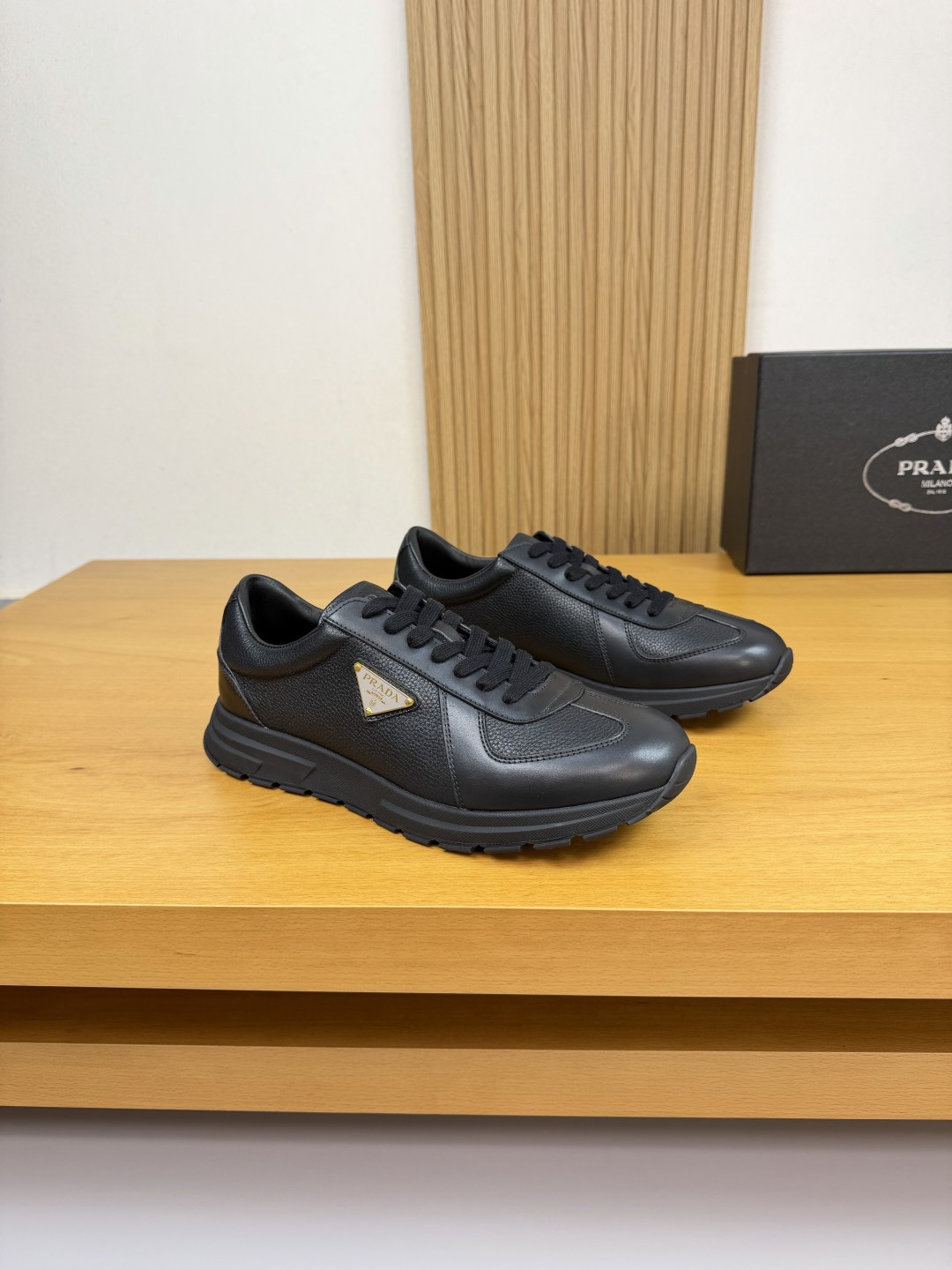 NO:556533,[PRADA] Prada - high-end quality original order casual sports shoes - upper imported nappa calfskin, pebbled calfskin, shoe body sewn brand metal fasteners, tongue. Air pressure brand LOGO - lining water-dyed cowhide - outsole ultra-light TPU foam rubber; two-color molded outsole - ultra-high quality control, fine workmanship highlighted (high-end, luxury, grade) -Size  38-44 (45, can be customized)·PRD0157,,prada,prada,sneakers,cowhide19860909【PRADA】普拉达 -高端品质 原单·休闲运动鞋 -鞋面进口纳帕小牛皮、荔纹小牛皮、鞋身车缝品牌金属扣件、鞋舌.空压品牌LOGO -内里水染牛皮 -大底超轻TPU发泡·橡胶；双色成型大底 -超高品控·做工精细凸显(高端·贵气·档次) -Size 38-44（45,可订做)·PRD0157,,prada,prada,sneakers,cowhide,Men's shoes