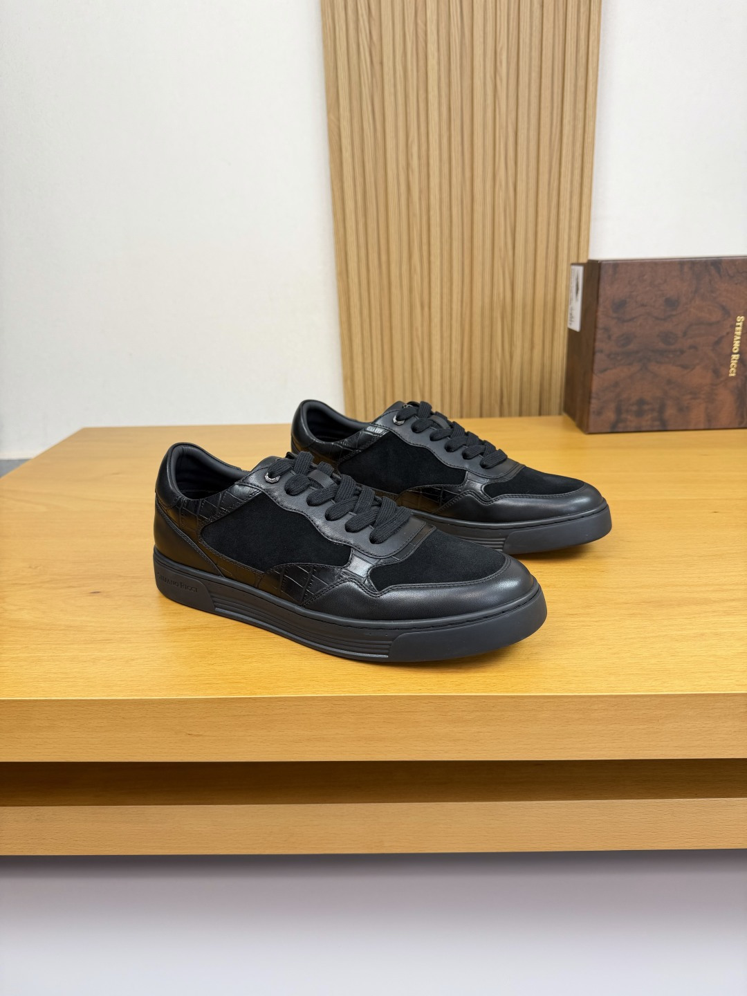 NO:556535,[Stefano Ricci] Stefano Ricci - High-end quality original casual sports sneakers - Upper imported nappa calfskin, stone pattern cowhide, suede calfskin, tongue, eyelets, brand metal fasteners - Water-dyed cowhide lining - Ultra-light TPR rubber outsole; molded outsole - Ultra-high quality control, fine workmanship highlighted (high-end, luxury, grade) -Size  39-44 (38,45, can be customized)·ST0444,,cowhide19860909【Stefano Ricci】史蒂芬劳·尼治 -高端品质 原单·休闲运动板鞋 -鞋面进口纳帕小牛皮、石头纹牛皮、反绒小牛皮、鞋舌.鸡眼.品牌金属扣件 -内里水染牛皮 -大底超轻TPR橡胶；成型大底 -超高品控·做工精细凸显(高端·贵气·档次) -Size 39-44（38,45,可订做)·ST0444,,cowhide,Men's shoes