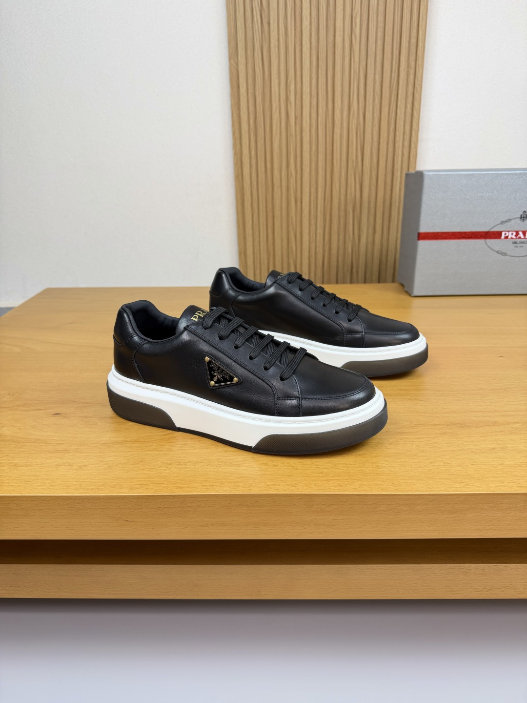 NO:556970,[PRADA] Prada - high-end quality original casual sports shoes - upper Nappa calfskin, shoe body brand metal fasteners, tongue. Silk screen high frequency brand logo - lining water-dyed cowhide - outsole ultra-light TPU foam rubber; two-color molded outsole - ultra-high quality control, fine workmanship highlighted (high-end, luxury, grade) -Size  39-44 (38,45, can be customized)·03303,,prada,prada,sneakers,cowhide19860909【PRADA】普拉达 -高端品质 原单·休闲运动鞋 -鞋面纳帕小牛皮、鞋身品牌金属扣件、鞋舌.丝印高周波品牌logo -内里水染牛皮 -大底超轻TPU发泡·橡胶；双色成型大底 -超高品控·做工精细凸显(高端·贵气·档次) -Size 39-44（38,45,可订做)·03303,,prada,prada,sneakers,cowhide,Men's shoes