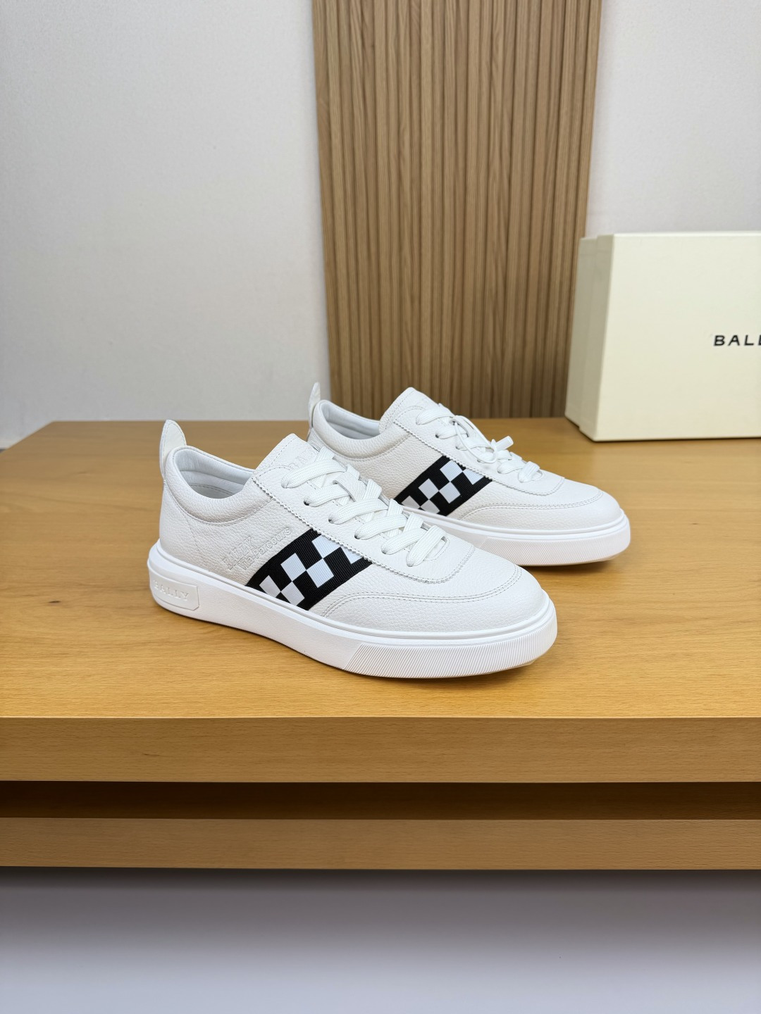 NO:556918,[BALLY] Bally - high-end quality original casual sports shoes - imported pebbled calfskin, suede calfskin on the upper, branded webbing sewn on the shoe body. Air-pressure brand logo - water-dyed cowhide on the inside - ultra-light TPU foam outsole; molded outsole - ultra-high quality control, fine workmanship highlighted (high-end, luxury, grade) -Size  39-44 (38,45, can be customized)·B5977,,bally,sneakers,cowhide19860909【 BALLY】巴利 -高端品质 原单·休闲运动鞋 -鞋面进口荔纹小牛皮、反绒小牛皮、鞋身车缝品牌织带.空压品牌logo -内里水染牛皮 -大底超轻TPU发泡；成型大底 -超高品控·做工精细凸显(高端·贵气·档次) -Size 39-44（38,45,可订做)·B5977,,bally,sneakers,cowhide,Men's shoes