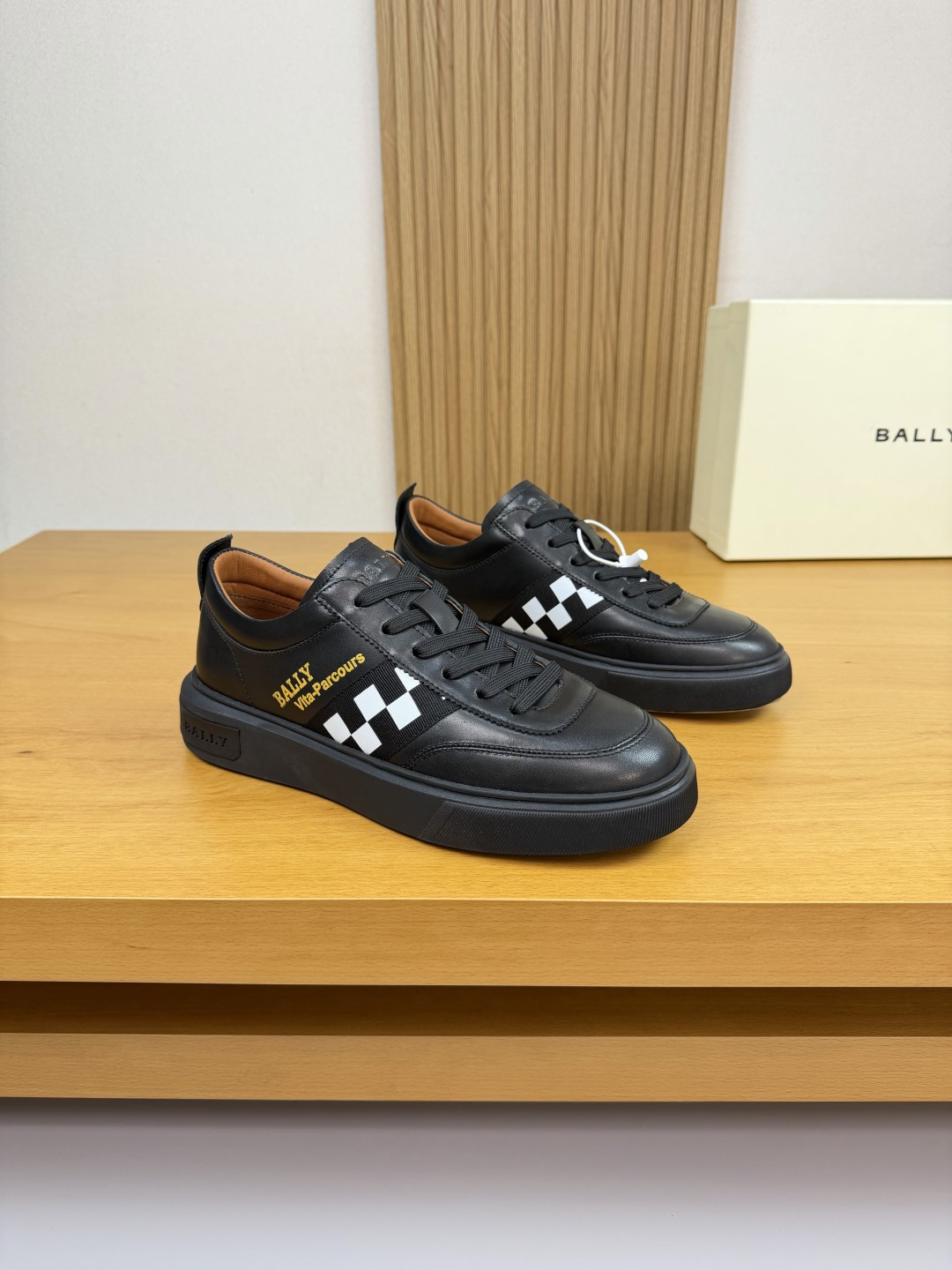 NO:556926,[BALLY] Bally - high-end quality original casual sports shoes - imported nappa calf leather, suede calf leather on the upper, brand webbing sewn on the shoe body. Silk screen brand logo - water-dyed cow leather on the inside - ultra-light TPU foam outsole; molded outsole - ultra-high quality control, fine workmanship highlighted (high-end, luxury, grade) -Size  39-44 (38,45, can be customized)·B5977,,bally,sneakers,cowhide19860909【 BALLY】巴利 -高端品质 原单·休闲运动鞋 -鞋面进口纳帕小牛皮、反绒小牛皮、鞋身车缝品牌织带.丝印品牌logo -内里水染牛皮 -大底超轻TPU发泡；成型大底 -超高品控·做工精细凸显(高端·贵气·档次) -Size 39-44（38,45,可订做)·B5977,,bally,sneakers,cowhide,Men's shoes