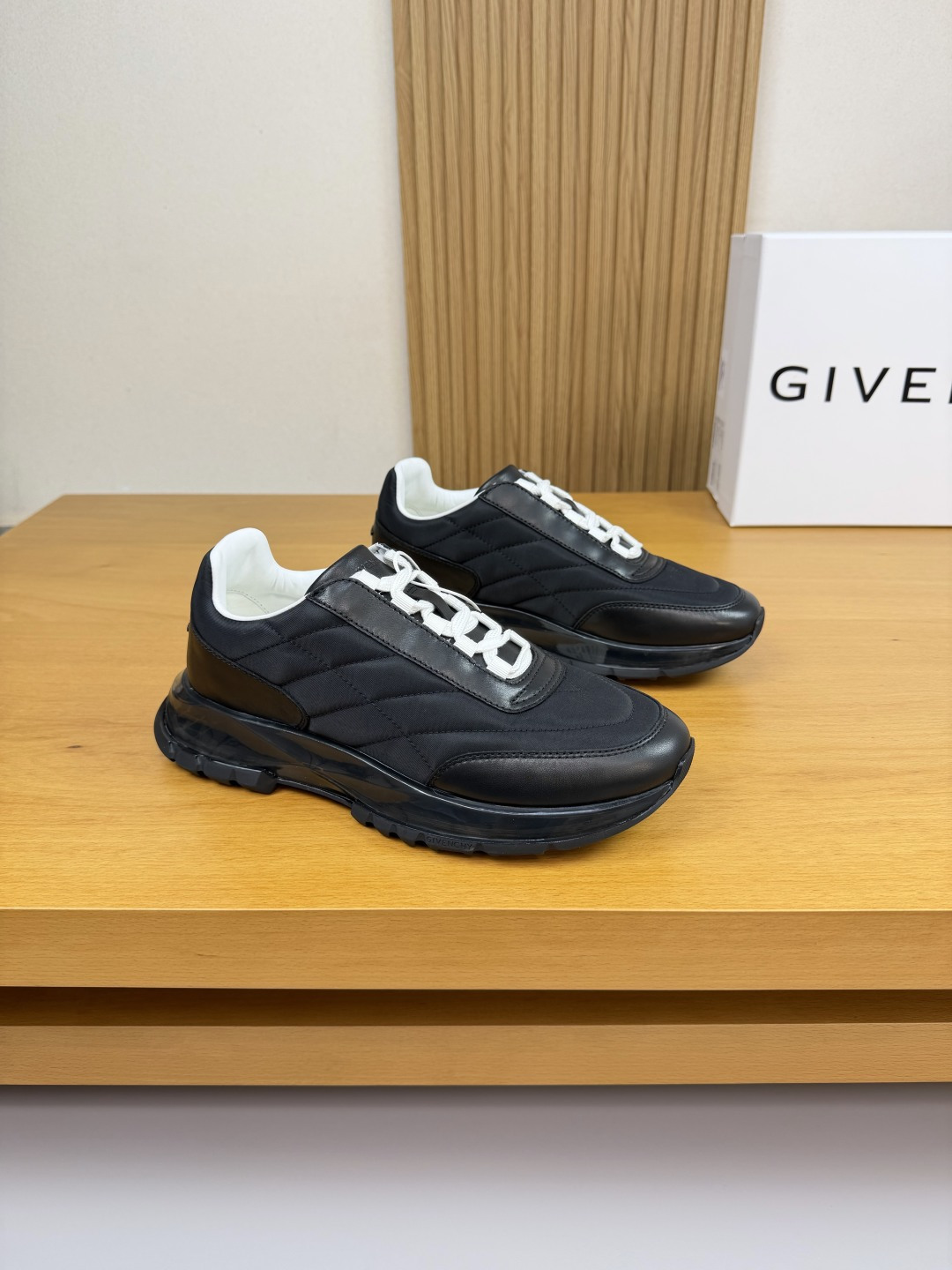NO:556936,[GIVENCHY] Givenchy - high-end quality original casual sports shoes - upper; Nappa calfskin, brand high mercerized canvas stitching, tongue, air pressure brand logo, heel. Injection brand logo - water-dyed cowhide lining - outsole ultra-light vacuum TPR. rubber; combined molded air bag outsole - ultra-high quality control, fine workmanship highlighted (high-end, luxury, grade) -Size  39-44 (38,45, can be customized)·GVC0137,,givenchy,givenchy,sneakers,cowhide19860909【GIVENCHY】纪梵希 -高端品质 原单·休闲运动鞋 -鞋面；纳帕小牛皮、品牌高丝光帆布车缝线、鞋舌.空压品牌logo、后跟.注塑品牌logo -内里水染牛皮 -大底超轻抽真空TPR.橡胶; 组合成型气囊大底 -超高品控·做工精细凸显(高端·贵气·档次) -Size 39-44（38,45,可订做)·GVC0137,,givenchy,givenchy,sneakers,cowhide,Men's shoes