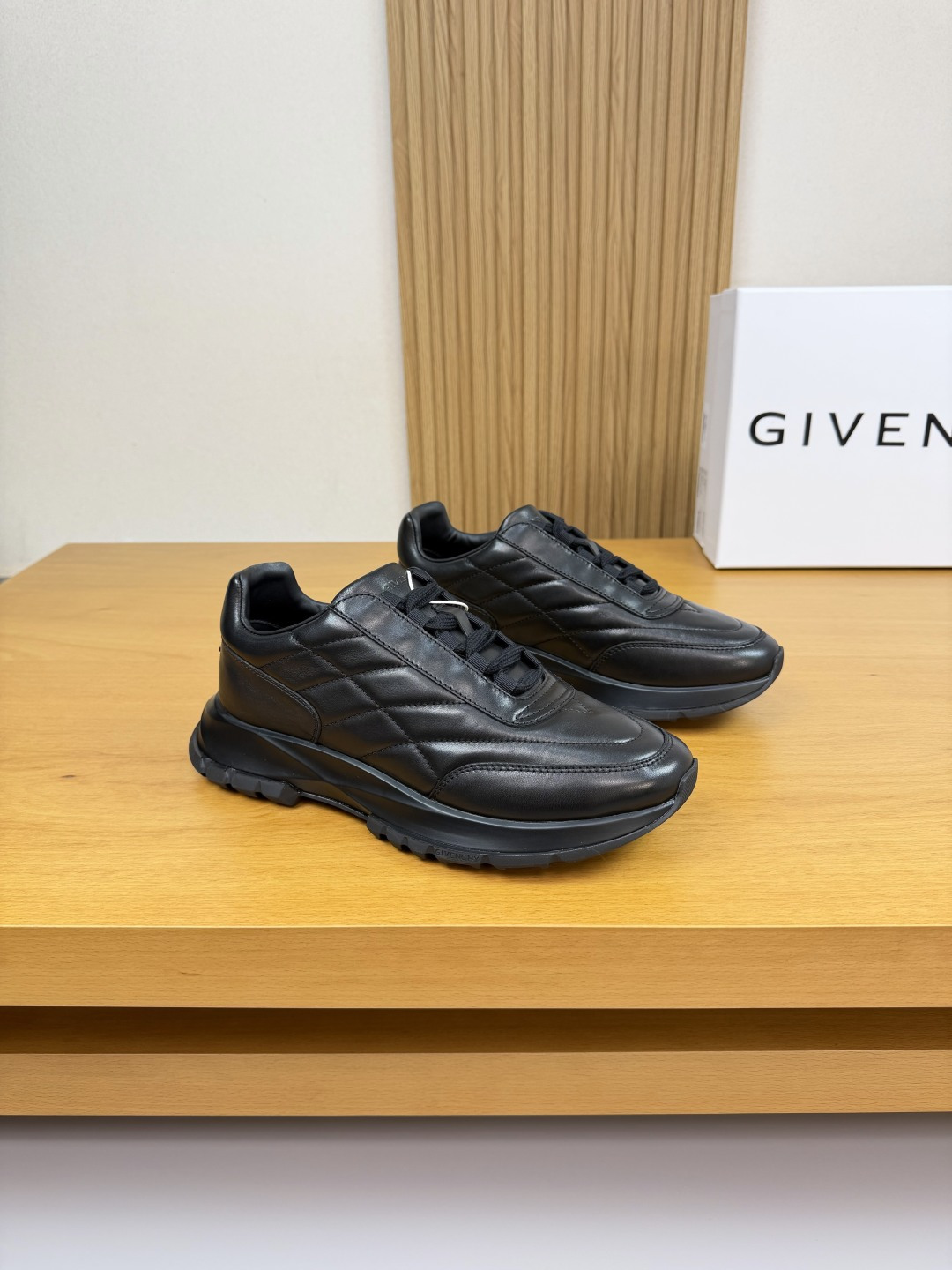 NO:556944,[GIVENCHY] Givenchy - high-end quality original casual sports shoes - upper; suede calfskin, Nappa calfskin stitching, tongue, air pressure brand logo, heel. Injection brand logo - water-dyed cowhide lining - outsole ultra-light vacuum TPR. rubber; combined molded airbag outsole - ultra-high quality control, fine workmanship highlighted (high-end, luxury, grade) -Size  39-44 (38,45, can be customized)·GVC0137,,givenchy,givenchy,sneakers,cowhide19860909【GIVENCHY】纪梵希 -高端品质 原单·休闲运动鞋 -鞋面；反绒小牛皮、纳帕小牛皮车缝线、鞋舌.空压品牌logo、后跟.注塑品牌logo -内里水染牛皮 -大底超轻抽真空TPR.橡胶; 组合成型气囊大底 -超高品控·做工精细凸显(高端·贵气·档次) -Size 39-44（38,45,可订做)·GVC0137,,givenchy,givenchy,sneakers,cowhide,Men's shoes