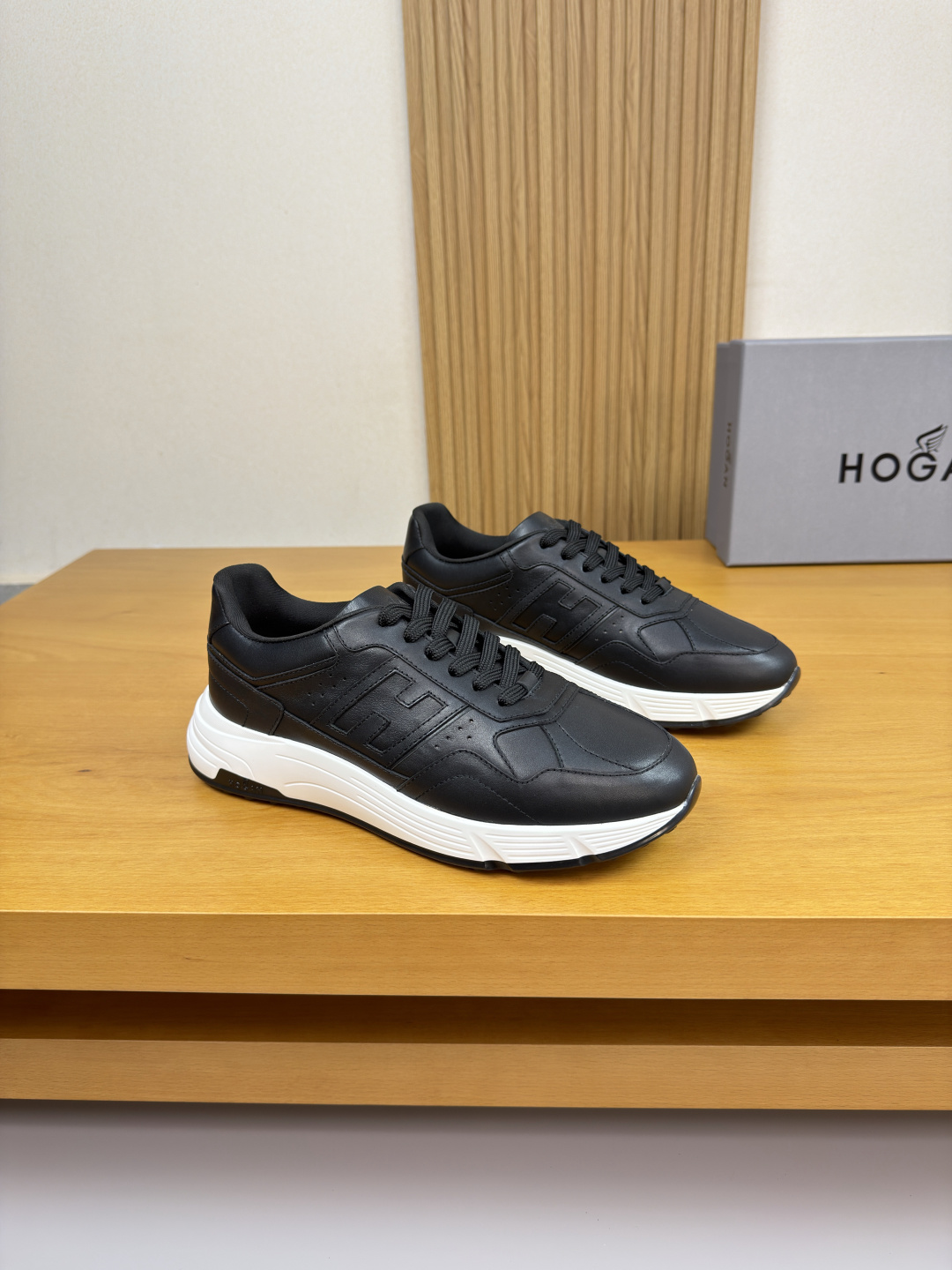 NO:557173,[HOGAN] Hogan - high-end quality original casual sports shoes - imported nappa calfskin upper, H totem sewn on the shoe body, air-pressure brand logo on the tongue - water-dyed cowhide inside, feet; brand canvas - ultra-light TPU foam rubber outsole; two-color molded outsole - ultra-high quality control, fine workmanship. Prominent (high-end, luxury, grade) -Size  38-44 (45, can be customized)·HG0157,,hogan,sneakers,cowhide19860909【HOGAN】霍根 -高端品质 原单·休闲运动鞋 -鞋面进口纳帕小牛皮、鞋身车缝H图腾、鞋舌空压品牌logo -内里水染牛皮,垫脚；品牌帆布 -大底超轻TPU发泡·橡胶; 双色成型大底 -超高品控·做工精细.凸显(高端·贵气·档次) -Size 38-44（45,可订做)·HG0157,,hogan,sneakers,cowhide,Men's shoes