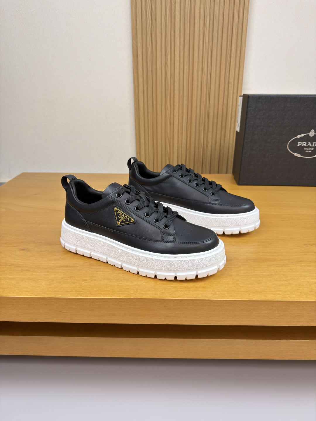 NO:557179,[PRADA] Prada - high-end quality original order casual sports shoes - imported nappa calfskin upper, shoe body, sewn brand metal fasteners, tongue, air pressure brand LOGO - water-dyed cowhide lining - ultra-light TPU foam outsole; molded outsole - ultra-high quality control, fine workmanship highlighted (high-end, luxury, class) -Size  38-44 (45, can be customized)·PRD0372,,prada,prada,sneakers,cowhide19860909【PRADA】普拉达 -高端品质 原单·休闲运动鞋 -鞋面进口纳帕小牛皮、鞋身.车缝品牌金属扣件、鞋舌.空压品牌LOGO -内里水染牛皮 -大底超轻TPU发泡；成型大底 -超高品控·做工精细凸显(高端·贵气·档次) -Size 38-44（45,可订做)·PRD0372,,prada,prada,sneakers,cowhide,Men's shoes