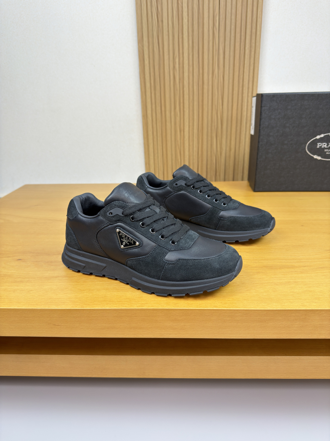NO:557184,[PRADA] Prada - High-end quality original casual sports shoes - Imported nappa calfskin upper, suede calfskin, tongue and heel. Air pressure brand logo, shoe body sewn brand metal fasteners - Water-dyed perforated cowhide lining - Ultra-light TPU foam rubber outsole; two-color molded outsole - Ultra-high quality control, fine workmanship highlighted (high-end, luxury, grade) -Size  39-44 (38, 45, 46, can be customized)·PRD03858,, prada, prada, sneakers, cowhide19860909【 PRADA】普拉达 -高端品质 原单·休闲运动鞋 -鞋面进口纳帕小牛皮、反绒小牛皮、鞋舌.后跟.空压品牌logo、鞋身车缝品牌金属扣件 -内里水染打孔牛皮 -大底超轻TPU发泡·橡胶；双色成型大底 -超高品控·做工精细凸显(高端·贵气·档次) -Size 39-44（38,45,46,可订做)·PRD03858,,prada,prada,sneakers,cowhide,Men's shoes