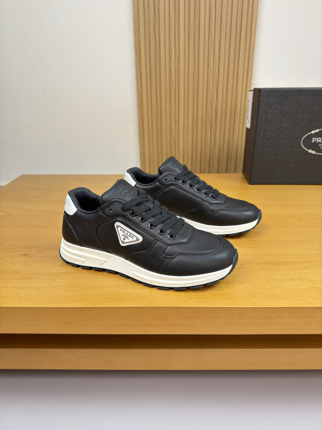 NO:557188,[PRADA] Prada - high-end quality original casual sports shoes - imported nappa calfskin upper, tongue, heel, air pressure brand logo, shoe body sewn brand metal fasteners - water-dyed perforated cowhide lining - ultra-light TPU foam rubber outsole; two-color molded outsole - ultra-high quality control, fine workmanship highlighted (high-end, luxury, grade) -Size  39-44 (38, 45, 46, can be customized)·PRD03858,, prada, prada, sneakers, cowhide19860909【 PRADA】普拉达 -高端品质 原单·休闲运动鞋 -鞋面进口纳帕小牛皮、鞋舌.后跟.空压品牌logo、鞋身车缝品牌金属扣件 -内里水染打孔牛皮 -大底超轻TPU发泡·橡胶；双色成型大底 -超高品控·做工精细凸显(高端·贵气·档次) -Size 39-44（38,45,46,可订做)·PRD03858,,prada,prada,sneakers,cowhide,Men's shoes