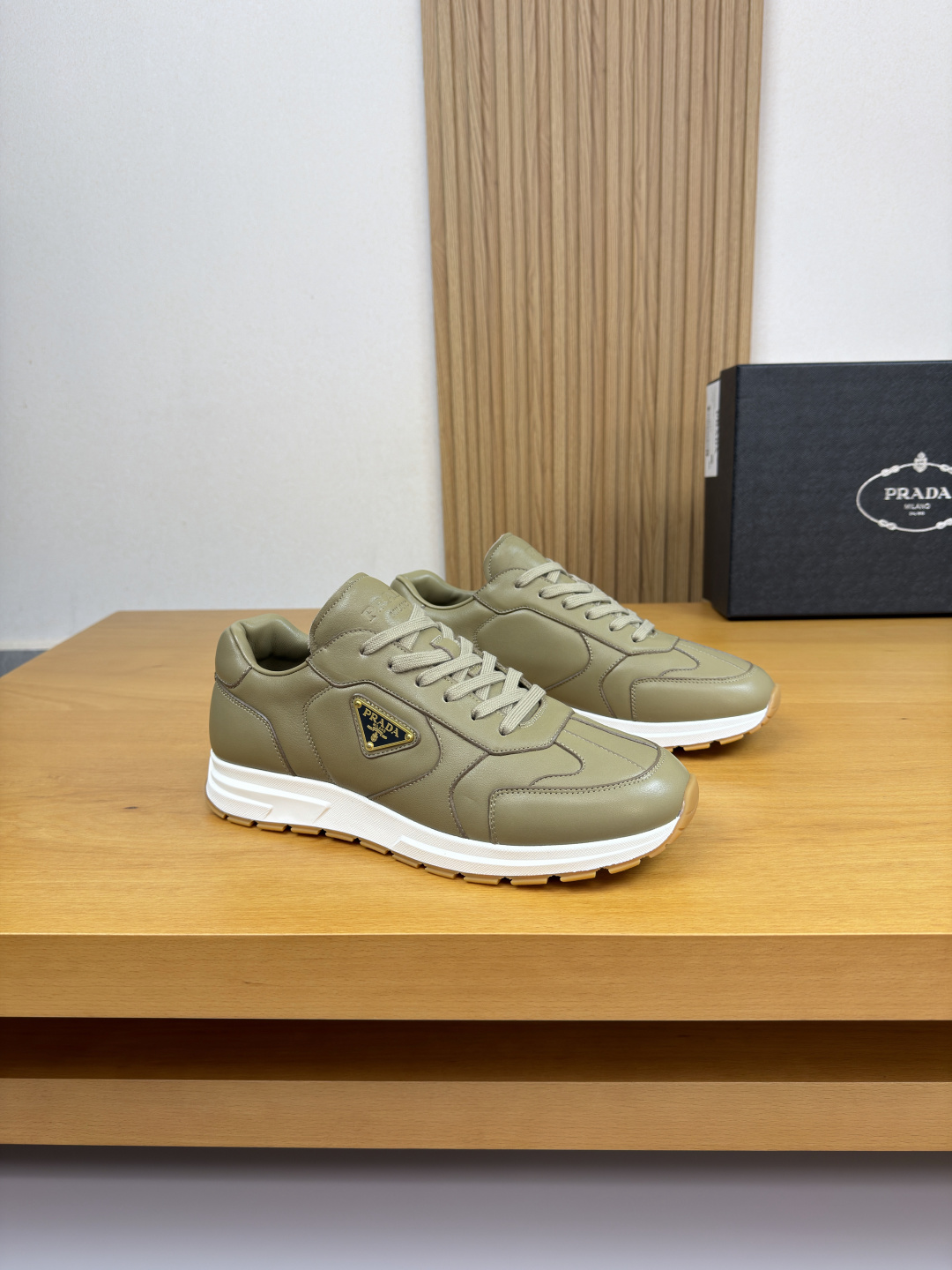 NO:557193,[PRADA] Prada - high-end quality original casual sports shoes - imported nappa calfskin on the upper, screen printing on the tongue. Heel. Air pressure brand logo, brand metal fasteners sewn on the shoe body - water-dyed perforated cowhide on the inside - ultra-light TPU foam rubber on the outsole; two-color molded outsole - ultra-high quality control, fine workmanship highlighted (high-end, luxury, grade) -Size  39-44 (38, 45, 46, can be customized)·PRD03858,, prada, prada, sneakers, cowhide19860909【 PRADA】普拉达 -高端品质 原单·休闲运动鞋 -鞋面进口纳帕小牛皮、鞋舌丝印.后跟.空压品牌logo、鞋身车缝品牌金属扣件 -内里水染打孔牛皮 -大底超轻TPU发泡·橡胶；双色成型大底 -超高品控·做工精细凸显(高端·贵气·档次) -Size 39-44（38,45,46,可订做)·PRD03858,,prada,prada,sneakers,cowhide,Men's shoes