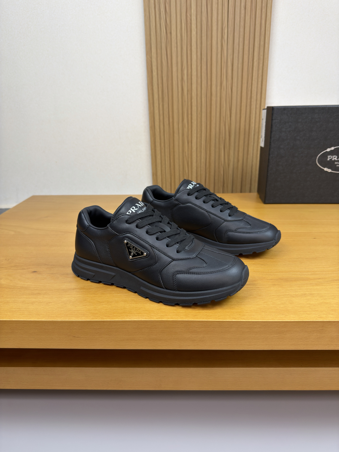 NO:557200,[PRADA] Prada - high-end quality original casual sports shoes - imported nappa calfskin upper, tongue, heel, air pressure brand logo, shoe body sewn brand metal fasteners - water-dyed perforated cowhide lining - ultra-light TPU foam rubber outsole; two-color molded outsole - ultra-high quality control, fine workmanship highlighted (high-end, luxury, grade) -Size  39-44 (38, 45, 46, can be customized)·PRD03858,, prada, prada, sneakers, cowhide19860909【 PRADA】普拉达 -高端品质 原单·休闲运动鞋 -鞋面进口纳帕小牛皮、鞋舌.后跟.空压品牌logo、鞋身车缝品牌金属扣件 -内里水染打孔牛皮 -大底超轻TPU发泡·橡胶；双色成型大底 -超高品控·做工精细凸显(高端·贵气·档次) -Size 39-44（38,45,46,可订做)·PRD03858,,prada,prada,sneakers,cowhide,Men's shoes