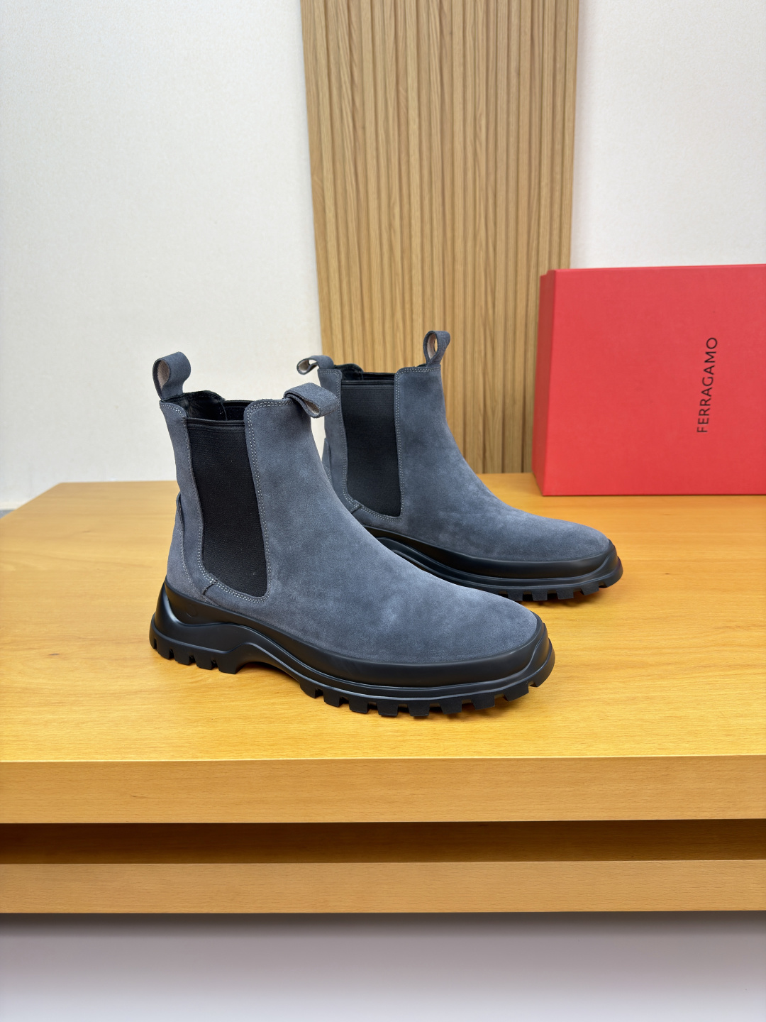 NO:557394,[Ferragamo] Ferragamo - high-end quality original order. High-top shoes - suede calfskin upper, branded elastic band at the shoe collar, perfect splicing - water-dyed cowhide inside - ultra-light TPU foam outsole; molded outsole - ultra-high quality control and fine workmanship (high-end, luxury, grade) -Size  39-44 (38, 45, 46, can be customized)·FR03303,,ferragamo,ferragamo,cowhide19860909【 Ferragamo】菲拉格慕 -高端品质 原单.高帮鞋 -鞋面反绒小牛皮、鞋口品牌松紧带、完美拼接 -内里水染牛皮 -大底超轻TPU发泡；成型大底 -超高品控·做工精细凸显(高端·贵气·档次) -Size 39-44（38,45,46,可订做)·FR03303,,ferragamo,ferragamo,cowhide,Men's shoes