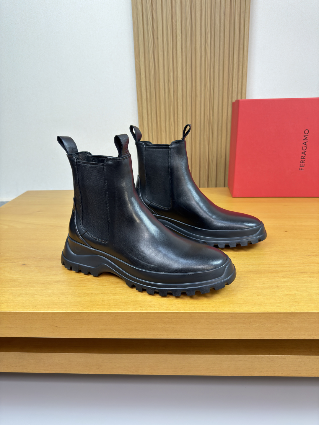 NO:557399,[Ferragamo] Ferragamo - High-end quality original order. High-top shoes - Nappa calfskin upper, branded elastic band at the shoe mouth, perfect splicing - Water-dyed cowhide inside - Ultra-light TPU foam outsole; molded outsole - Ultra-high quality control and fine workmanship (high-end, luxury, grade) -Size  39-44 (38, 45, 46, can be customized)·FR03303,,ferragamo,ferragamo,cowhide19860909【 Ferragamo】菲拉格慕 -高端品质 原单.高帮鞋 -鞋面纳帕小牛皮、鞋口品牌松紧带、完美拼接 -内里水染牛皮 -大底超轻TPU发泡；成型大底 -超高品控·做工精细凸显(高端·贵气·档次) -Size 39-44（38,45,46,可订做)·FR03303,,ferragamo,ferragamo,cowhide,Men's shoes