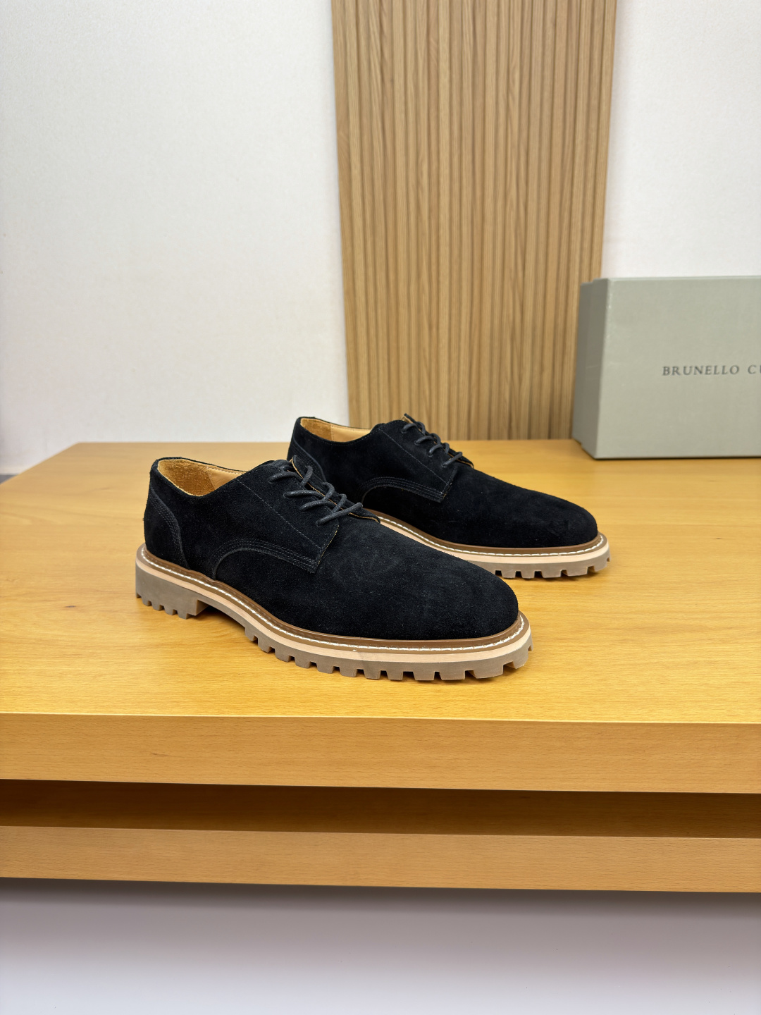 NO:557414,[Brunello Cucinelli] Brunello Cucinelli - high-end quality original order formal leather shoes - upper imported high mercerized suede calfskin, perfect splicing - lining water-dyed cowhide - outsole ultra-light TPR rubber; combined molded outsole - ultra-high quality control, fine workmanship (high-end, luxury, grade) -Size 39-44 (38,45, can be customized)·BC0186,, brunello  cucinelli,cowhide19860909【 Brunello Cucinelli】布鲁内洛·库奇内利 -高端品质 原单·正装皮鞋 -鞋面进口高丝光反绒小牛皮、完美拼接 -内里水染牛皮 -大底超轻TPR·橡胶；组合成型大底 -超高品控·做工精细凸显(高端·贵气·档次) -Size 39-44（38,45,可订做)·BC0186,,brunello cucinelli,cowhide,Men's shoes