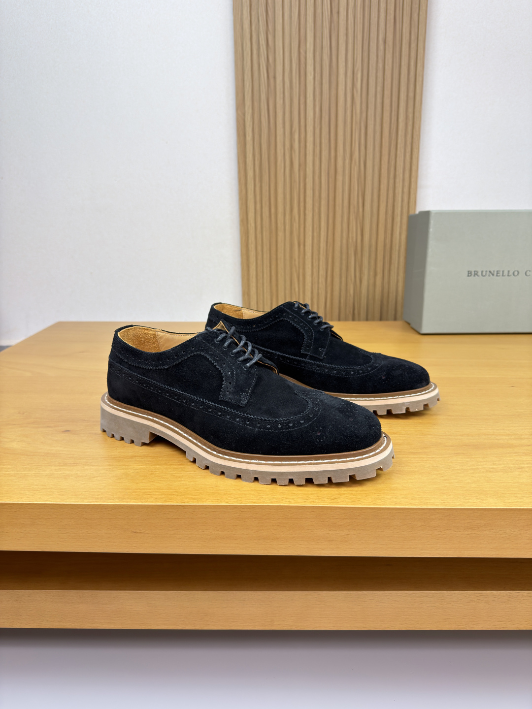 NO:557422,[Brunello Cucinelli] Brunello Cucinelli - High-end quality original order·Formal leather shoes - Upper imported high mercerized suede calfskin, hand-punched, perfect splicing - Lining water-dyed cowhide - Outsole ultra-light TPR·rubber; combined molded outsole -Super high quality control·Fine workmanship highlighted (high-end·luxury·grade) -Size  39-44 (38,45, can be customized)·BC0186,, brunello cucinelli,cowhide19860909【 Brunello Cucinelli】布鲁内洛·库奇内利 -高端品质 原单·正装皮鞋 -鞋面进口高丝光反绒小牛皮、手工打孔工艺、完美拼接 -内里水染牛皮 -大底超轻TPR·橡胶；组合成型大底 -超高品控·做工精细凸显(高端·贵气·档次) -Size 39-44（38,45,可订做)·BC0186,,brunello cucinelli,cowhide,Men's shoes