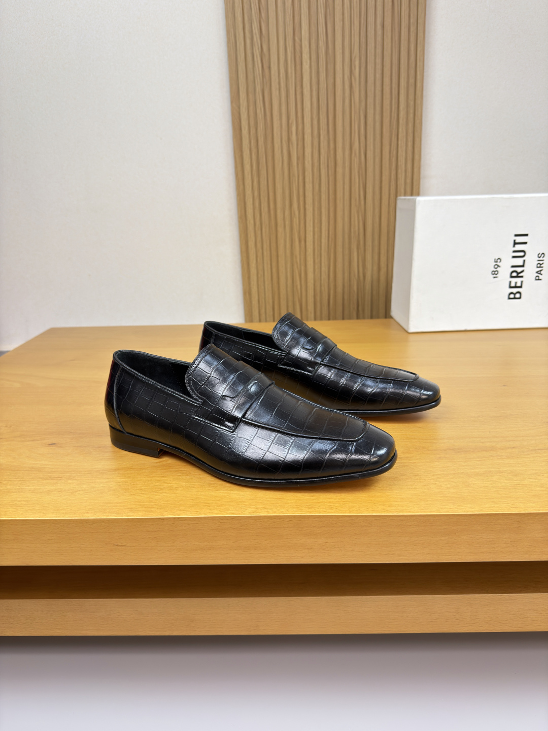 NO:557375,[Berluti] Berluti (Bruti) - High-end quality original purchase, formal leather shoes - Imported stone pattern cowhide on the upper. Purely hand-made color changing process, stitching on the sole, cross-arm decoration - Water-dyed cowhide on the inside - Ultra-light TPR rubber on the outsole, genuine leather; combined molded leather outsole - Ultra-high quality control, fine workmanship highlighted (high-end, luxury, grade) -Size  39-44 (38, 45, 46, can be customized)·BLT5512,,cowhide,Leather soles19860909【 Berluti】伯尔鲁帝(布鲁提) -高端品质 原单·正装皮鞋 -鞋面进口石头纹牛皮.纯手工改色工艺、鞋丹起股车缝线、横担装饰 -内里水染牛皮 -大底超轻TPR橡胶·真皮；组合成型真皮大底 -超高品控·做工精细凸显( 高端·贵气·档次 ) -Size 39-44（38,45,46,可订做)·BLT5512,,cowhide,Leather soles,Men's shoes