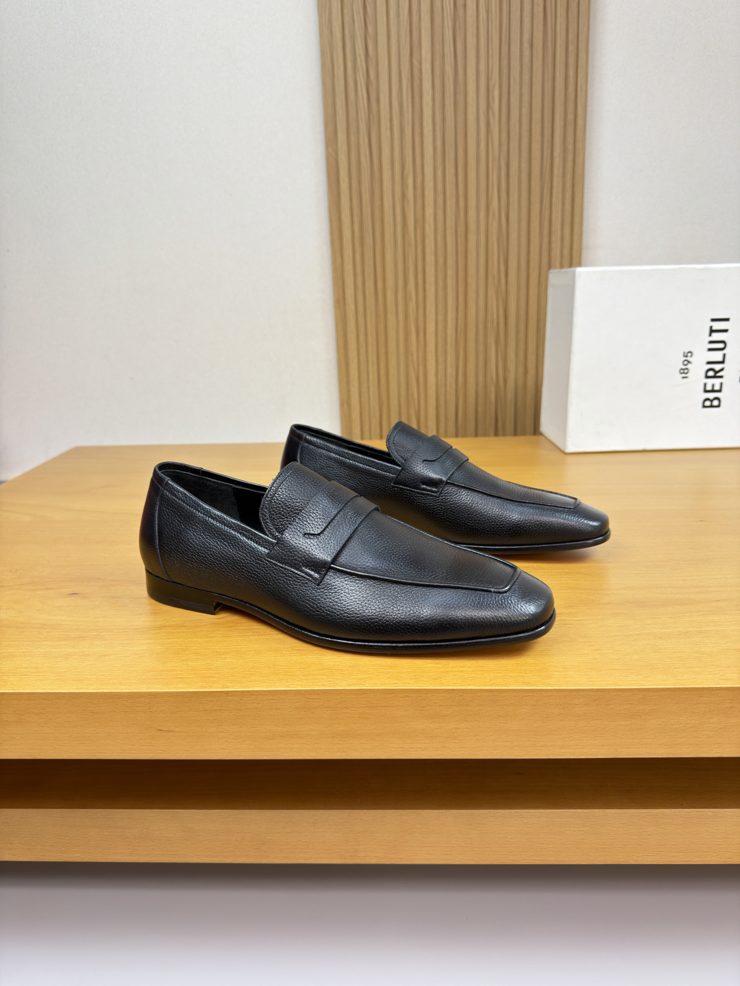 NO:557381,[Berluti] Berluti (Bruti) - High-end quality original order·Formal leather shoes - Imported pebbled calf leather on the upper, raised stitching on the sole, cross-arm decoration - Water-dyed cow leather on the inside - Ultra-light TPR rubber and genuine leather on the outsole; combined molded leather outsole - Ultra-high quality control, fine workmanship highlighted (high-end, luxury, grade) -Size  39-44 (38, 45, 46, can be customized)·BLT5512,,cowhide,Leather soles19860909【 Berluti】伯尔鲁帝(布鲁提) -高端品质 原单·正装皮鞋 -鞋面进口荔纹小牛皮、鞋丹起股车缝线、横担装饰 -内里水染牛皮 -大底超轻TPR橡胶·真皮；组合成型真皮大底 -超高品控·做工精细凸显( 高端·贵气·档次 ) -Size 39-44（38,45,46,可订做)·BLT5512,,cowhide,Leather soles,Men's shoes