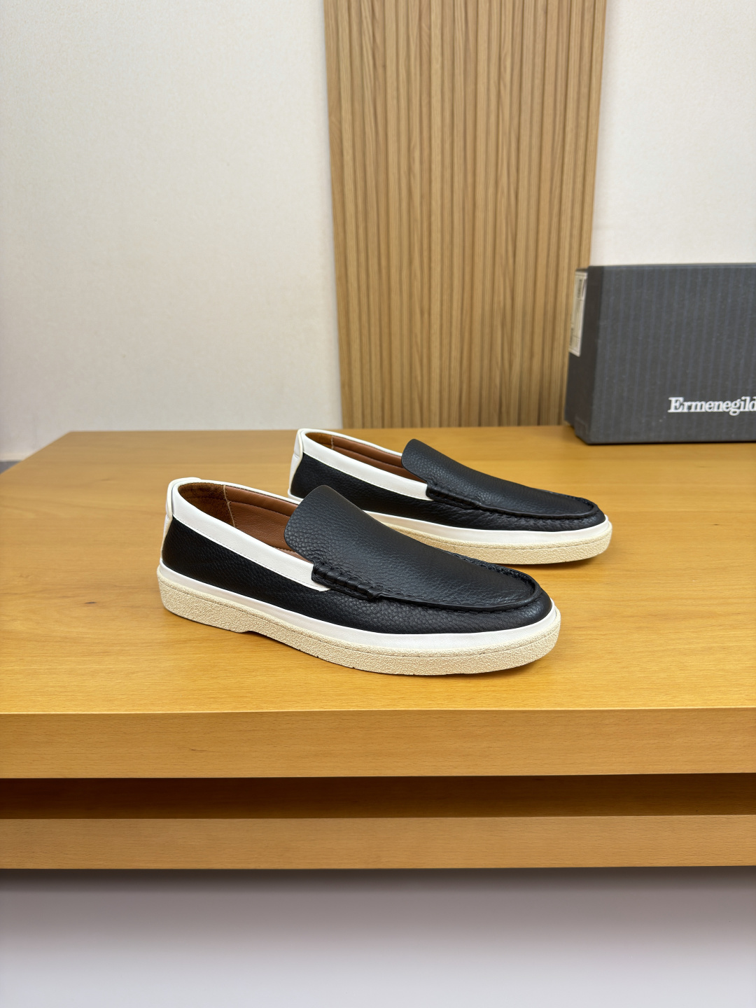 NO:557386,[Zegna] Ermenegildo Zegna - high-end quality original slip-on casual sports sneakers - original nappa calf leather on the upper, pebbled calf leather, hand-stitched mark thread on the sole, hand-painted edge technology, anti-hidden stitching technology on the bottom edge, a slip-on for lazy people - water-dyed cowhide inside - ultra-light TPR outsole, rubber molded outsole - ultra-high quality control, fine workmanship (high-end, luxury, grade) -Size:  39-44 (38,45, can be customized)·Z0112,,zegna,cowhide19860909【Zegna】杰尼亚 -高端品质 原单·套脚休闲运动板鞋 -鞋面原版纳帕小牛皮、荔纹小牛皮、鞋丹手工串缝马克线、手工涂边工艺、底边车反暗线工艺、懒人穿脱一脚蹬 -内里水染牛皮 -大底超轻TPR·橡胶成型大底 -超高品控·做工精细凸显(高端·贵气·档次) -Size: 39-44（38,45,可订做)·Z0112,,zegna,cowhide,Men's shoes