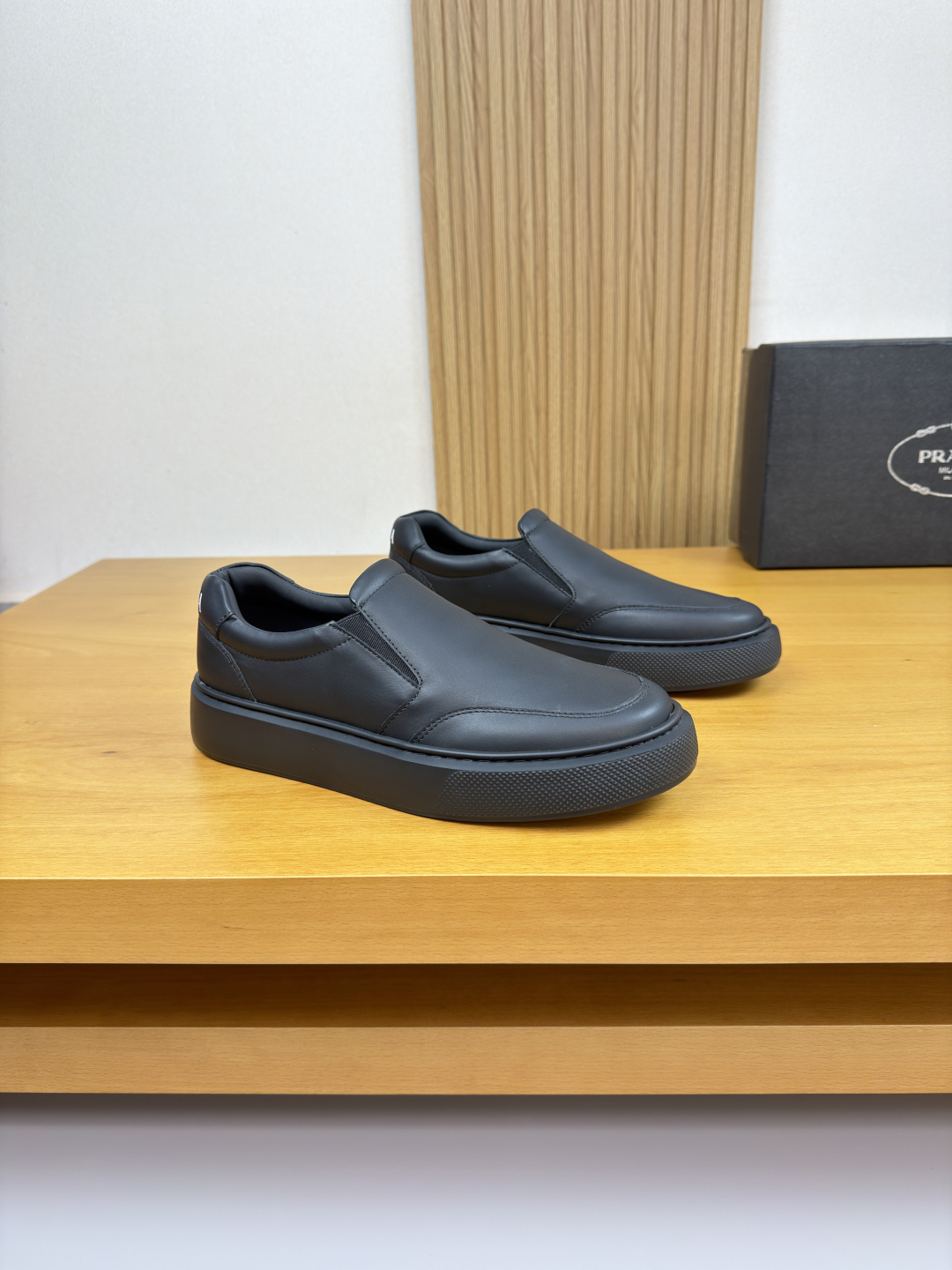 NO:557391,[PRADA] Prada - High-end quality original slip-on casual sports shoes - Original nappa calfskin upper, branded elastic band on the shoe, heel, silk screen brand logo, lazy kick - Water-dyed cowhide inside - Ultra-light original TPU foam outsole; molded outsole - Ultra-high quality control, fine workmanship highlighted (high-end, luxury, grade) -Size  39-44 (38,45, can be customized)·PR0112,,prada,prada,sneakers,cowhide19860909【PRADA】普拉达 -高端品质 原单·套脚休闲运动鞋 -鞋面原版纳帕小牛皮、鞋口品牌松紧带、后跟.丝印品牌logo、懒人一脚蹬 -内里水染牛皮 -大底超轻原版TPU发泡；成型大底 -超高品控·做工精细凸显(高端·贵气·档次) -Size 39-44（38,45,可订做)·PR0112,,prada,prada,sneakers,cowhide,Men's shoes