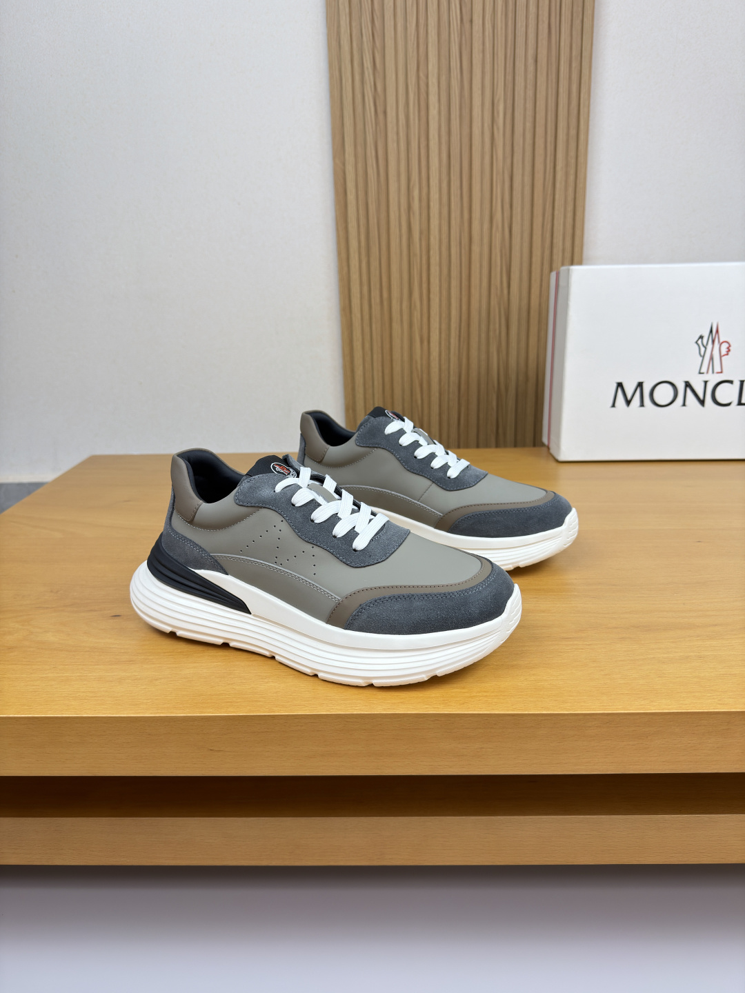 NO:557397,[MONCLER] Moncler (Mongolia) - high-end quality original casual sports shoes - upper; Nappa calfskin, suede calfskin, tongue, brand logo cloth label, shoe body perforated totem - water-dyed sheepskin lining, feet; water-dyed cowhide - outsole ultra-light TPU foam rubber; two-color molded outsole - ultra-high quality control, fine workmanship highlighted (high-end, luxury, grade) -Size  39-44 (38, 45, can be customized)·MC0186,,Moncler,Moncler,sneakers,cowhide,sheepskin19860909【MONCLER】盟可睐(蒙口) -高端品质 原单·休闲运动鞋 -鞋面；纳帕小牛皮、反绒小牛皮、鞋舌.品牌Logo布标、鞋身打孔品图腾 -内里水染羊皮,垫脚；水染牛皮 -大底超轻TPU发泡.橡胶; 双色成型大底 -超高品控·做工精细凸显 (高端·贵气·档次) -Size 39-44（38,45,可订做)·MC0186,,Moncler,Moncler,sneakers,cowhide,sheepskin,Men's shoes