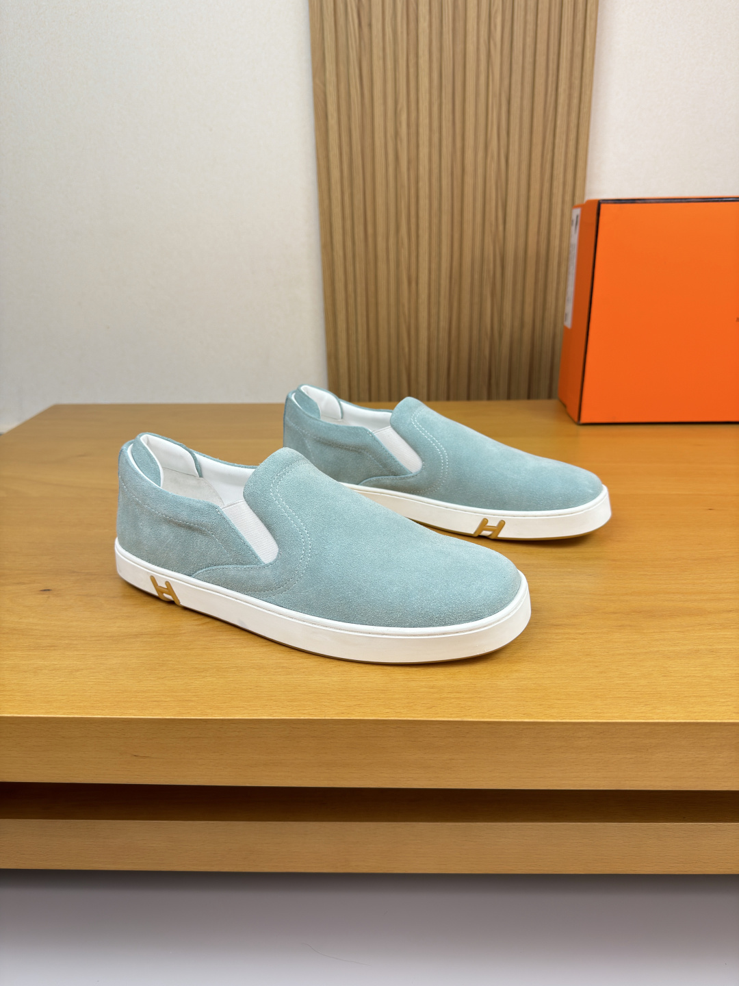 NO:557936,[HERMES] Hermès - high-end quality original slip-on casual sports sneakers - suede calfskin upper, branded elastic band at the shoe collar, and cotton block at the heel to increase comfort - water-dyed cowhide lining - ultra-light original TPR outsole.  39-44 (38.45. Can be customized)·H03,,hermes,hermes,cowhide19860909【 HERMES】爱马仕 -高端品质 原单·套脚休闲运动板鞋 -鞋面反绒小牛皮、鞋口品牌松紧带、一脚蹬后跟包棉块.增加舒适度 -内里水染牛皮 -大底超轻原版TPR.橡胶·双色成型大底 -超高品控·做工精细凸显(高端·贵气·档次) -Size 39-44（38.45.可订做)·H03,,hermes,hermes,cowhide,Men's shoes