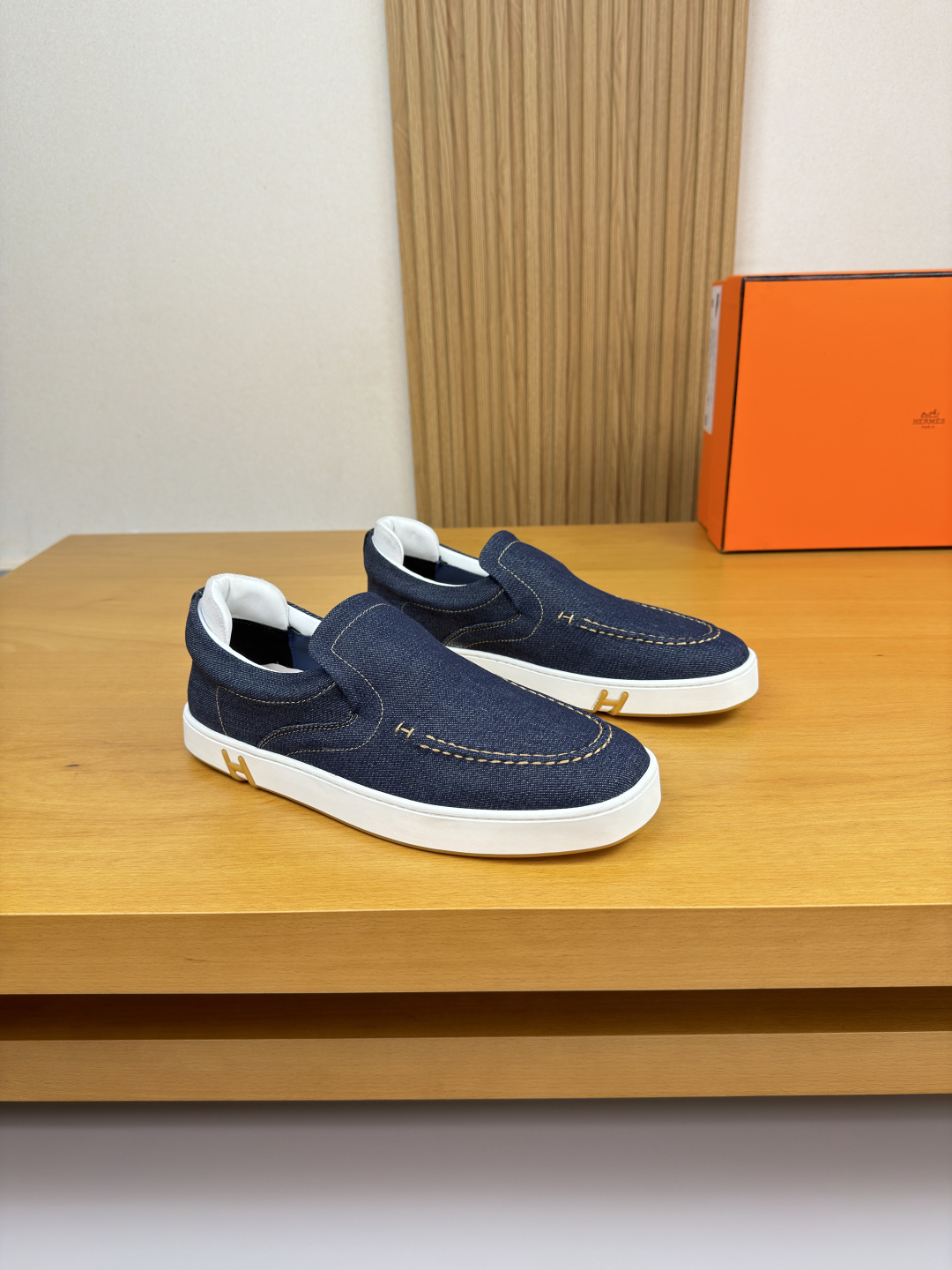 NO:557948,[HERMES] Hermès - high-end quality original slip-on casual sports sneakers - branded canvas upper, branded elastic band at the shoe collar, raised stitching on the heel, and a cotton block on the heel to increase comfort - water-dyed cowhide inside - ultra-light original TPR outsole.  39-44 (38.45. Can be customized)·H03,,hermes,hermes,cowhide19860909【 HERMES】爱马仕 -高端品质 原单·套脚休闲运动板鞋 -鞋面品牌帆布布匹、鞋口品牌松紧带、鞋丹起股车缝线、一脚蹬后跟包棉块.增加舒适度 -内里水染牛皮 -大底超轻原版TPR.橡胶·双色成型大底 -超高品控·做工精细凸显(高端·贵气·档次) -Size 39-44（38.45.可订做)·H03,,hermes,hermes,cowhide,Men's shoes