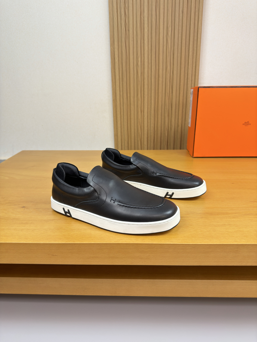 NO:557951,[HERMES] Hermès - high-end quality original slip-on casual sports sneakers - Nappa calfskin upper, branded elastic band at the shoe collar, raised stitching on the heel, and cotton block on the heel to increase comfort - water-dyed cowhide inside - ultra-light original TPR outsole. Rubber, two-color molded outsole - ultra-high quality control, fine workmanship (high-end, luxury, grade) -Size  39-44 (38.45. Can be customized)·H03,,hermes,hermes,cowhide19860909【 HERMES】爱马仕 -高端品质 原单·套脚休闲运动板鞋 -鞋面纳帕小牛皮、鞋口品牌松紧带、鞋丹起股车缝线、一脚蹬后跟包棉块.增加舒适度 -内里水染牛皮 -大底超轻原版TPR.橡胶·双色成型大底 -超高品控·做工精细凸显(高端·贵气·档次) -Size 39-44（38.45.可订做)·H03,,hermes,hermes,cowhide,Men's shoes