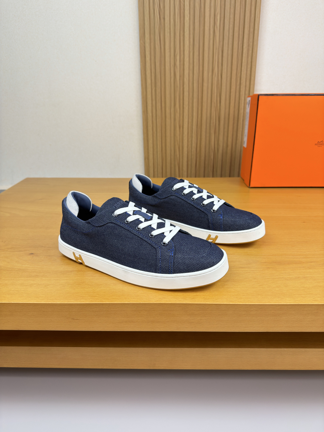 NO:557968,[HERMES] Hermès - high-end quality original casual sports sneakers - branded canvas uppers, reverse dark line technology, and heel padding to increase comfort - water-dyed cowhide inside - outsole ultra-light original TPR.  39-44 (38.45. Can be customized)·H03,,hermes,hermes,cowhide19860909【 HERMES】爱马仕 -高端品质 原单·休闲运动板鞋 -鞋面品牌帆布布匹、车反暗线工艺、后跟包棉块.增加舒适度 -内里水染牛皮 -大底超轻原版TPR.橡胶·双色成型大底 -超高品控·做工精细凸显(高端·贵气·档次) -Size 39-44（38.45.可订做)·H03,,hermes,hermes,cowhide,Men's shoes