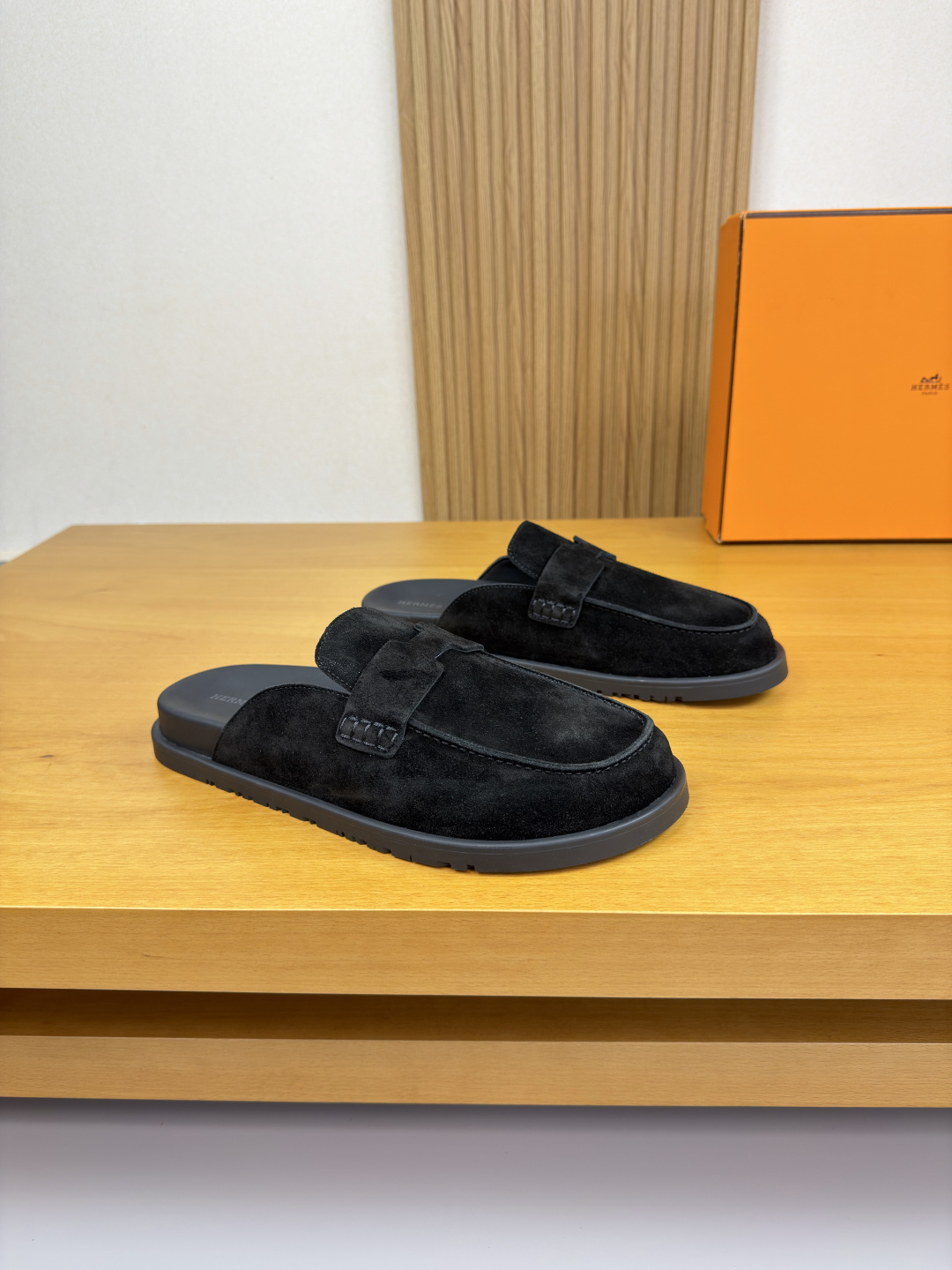 NO:557985,[HERMES] Hermès - high-end quality, original single, casual sandals - high mercerized suede calfskin upper, stitching on the outside of the shoe, brand cross-arm decoration - water-dyed cowhide inside - ultra-light TPR rubber outsole, genuine leather TPU water table; combined molded outsole - ultra-high quality control, fine workmanship highlighted (high-end, luxury, grade) -Size  40-44 (39, 45, 46, customized)·H0199,,hermes,hermes,slippers,cowhide19860909【 HERMES】爱马仕 -高端品质·原单·休闲凉拖鞋 -鞋面高丝光反绒小牛皮、鞋丹外合车缝线、品牌横担装饰 -内里水染牛皮 -大底超轻TPR橡胶·包真皮TPU水台；组合成型大底 -超高品控·做工精细凸显(高端·贵气·档次) -Size 40-44（39,45,46,订做)·H0199,,hermes,hermes,slippers,cowhide,Men's shoes