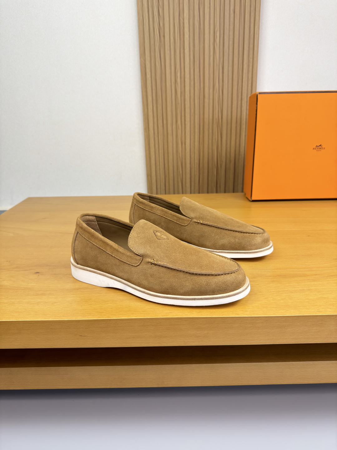 NO:557989,[HERMES] Hermès - high-end quality, original single, slip-on casual shoes - high mercerized suede calf leather on the upper, stitching on the outside of the shoe tab, air-pressured brand totem on the tongue, slip-on - water-dyed cowhide on the inside - ultra-light wear-resistant velvet on the outsole, genuine leather welt; combined molded outsole - ultra-high quality control, fine workmanship highlighted (high-end, luxury, grade) -Size  39-44 (38, 45, 46, customized)·H0199,,hermes,hermes,cowhide19860909【 HERMES】爱马仕 -高端品质·原单·套脚休闲鞋 -鞋面高丝光反绒小牛皮、鞋丹外合车缝线、鞋舌空压品牌图腾、一脚蹬 -内里水染牛皮 -大底超轻耐磨绒·真皮沿条；组合成型大底 -超高品控·做工精细凸显(高端·贵气·档次) -Size 39-44（38,45,46,订做)·H0199,,hermes,hermes,cowhide,Men's shoes