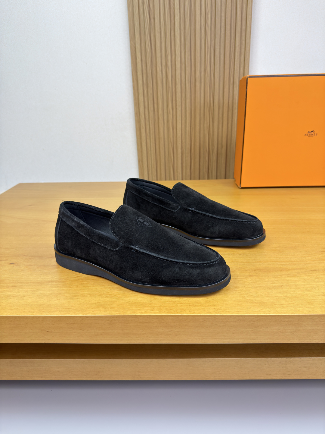 NO:557993,[HERMES] Hermès - high-end quality, original single, slip-on casual shoes - upper with high mercerized suede calfskin, outer heel stitching, tongue air-pressure brand totem, slip-on - lining water-dyed cowhide - outsole ultra-light TPU foam, genuine leather welt; combined molded outsole - ultra-high quality control, fine workmanship highlighted (high-end, luxury, grade) -Size  39-44 (38, 45, 46, customized)·H0199,,hermes,hermes,cowhide19860909【 HERMES】爱马仕 -高端品质·原单·套脚休闲鞋 -鞋面高丝光反绒小牛皮、鞋丹外合车缝线、鞋舌空压品牌图腾、一脚蹬 -内里水染牛皮 -大底超轻TPU发泡·真皮沿条；组合成型大底 -超高品控·做工精细凸显(高端·贵气·档次) -Size 39-44（38,45,46,订做)·H0199,,hermes,hermes,cowhide,Men's shoes