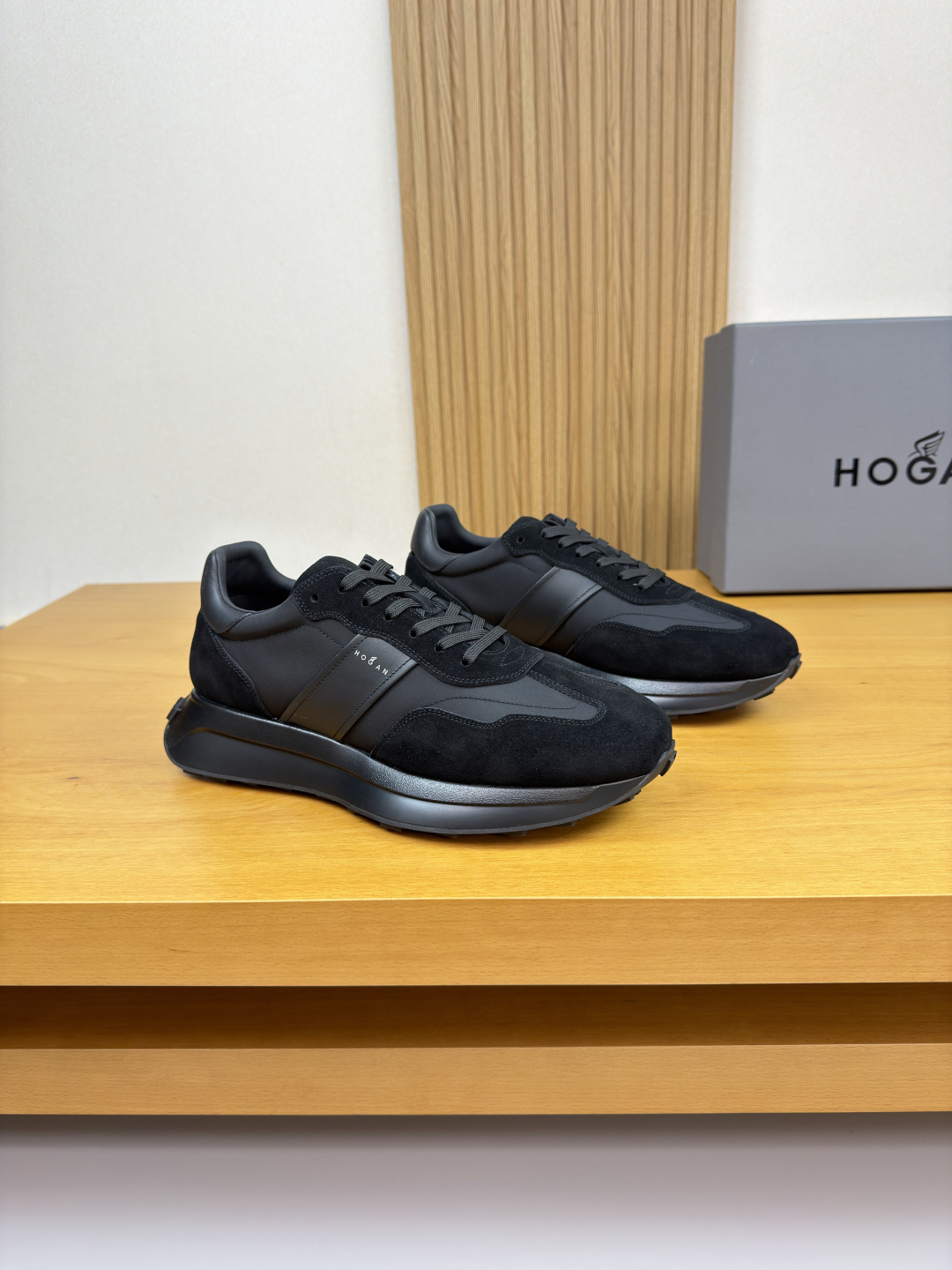 NO:558221,[HOGAN] Hogan - high-end quality original casual sports shoes - upper Nappa cowhide, suede calfskin, brand high mercerized canvas, shoe body screen-printed brand logo - lining water-dyed cowhide, feet; brand 3D high frequency canvas - outsole ultra-light TPU foam rubber; two-color molded outsole - ultra-high quality control, fine workmanship, highlighting (high-end, luxury, grade) -Size  39-44 (38,45, can be customized)·HO0356,,hogan,sneakers,cowhide19860909【HOGAN】霍根 -高端品质 原单·休闲运动鞋 -鞋面纳帕牛皮、反绒小牛皮、品牌高丝光帆布、鞋身丝印品牌logo -内里水染牛皮,垫脚；品牌3D高周波帆布 -大底超轻TPU发泡·橡胶；双色成型大底 -超高品控·做工精细,凸显(高端·贵气·档次) -Size 39-44（38,45,可订做)·HO0356,,hogan,sneakers,cowhide,Men's shoes