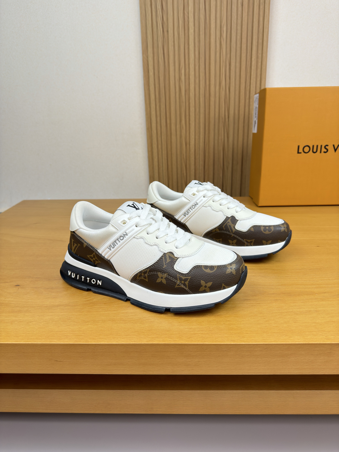 NO:704608,[Louis Vuitton] Louis Vuitton - high-end quality original casual sports shoes - upper Nappa calfskin, brand totem PVC leather, shoe body sewing brand totem plastic module, tongue, cloth label, heel. silk screen brand logo - lining brand canvas - outsole ultra-light TPU foam rubber; two-color molded outsole - ultra-high quality control, fine workmanship highlighted (high-end, luxury, grade) -Size  39-44 (38, 45, 46, can be customized)·L0126,,louis vuitton,louis vuitton,sneakers,cowhide19860909【Louis Vuitton】路易威登 -高端品质 原单·休闲运动鞋 -鞋面纳帕小牛皮、品牌图腾PVC皮料、鞋身车缝品牌图腾塑胶模块、鞋舌.布标、后跟.丝印品牌Logo -内里品牌帆布 -大底超轻TPU发泡·橡胶; 双色成型大底 -超高品控·做工精细凸显(高端·贵气·档次) -Size 39-44（38,45,46,可订做)·L0126,,louis vuitton,louis vuitton,sneakers,cowhide,Men's shoes