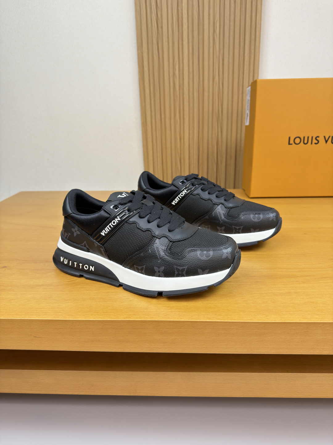 NO:558227,[Louis Vuitton] Louis Vuitton - high-end quality original casual sports shoes - upper Nappa calfskin, brand totem PVC leather, shoe body sewing brand totem plastic module, tongue, cloth label, heel. silk screen brand logo - lining brand canvas - outsole ultra-light TPU foam rubber; two-color molded outsole - ultra-high quality control, fine workmanship highlighted (high-end, luxury, grade) -Size  39-44 (38, 45, 46, can be customized)·L0126,,louis vuitton,louis vuitton,sneakers,cowhide19860909【Louis Vuitton】路易威登 -高端品质 原单·休闲运动鞋 -鞋面纳帕小牛皮、品牌图腾PVC皮料、鞋身车缝品牌图腾塑胶模块、鞋舌.布标、后跟.丝印品牌Logo -内里品牌帆布 -大底超轻TPU发泡·橡胶; 双色成型大底 -超高品控·做工精细凸显(高端·贵气·档次) -Size 39-44（38,45,46,可订做)·L0126,,louis vuitton,louis vuitton,sneakers,cowhide,Men's shoes